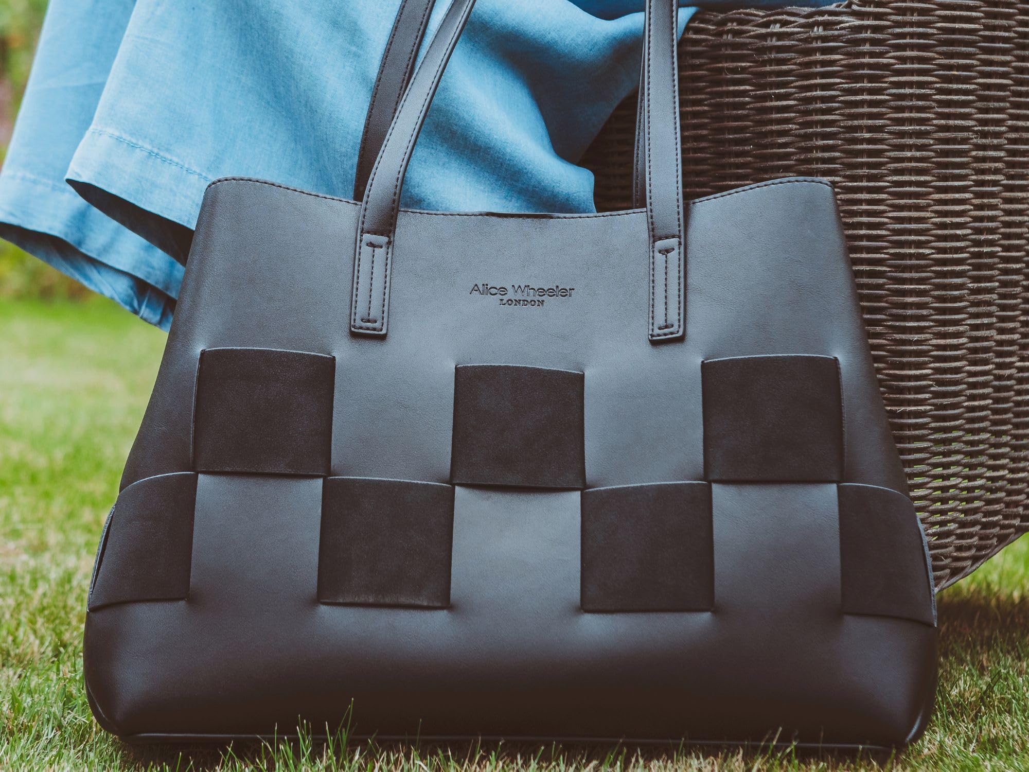 Alice Wheeler Milan Tragetasche & Brillenetui Rom Geschenkset - Veganes Leder Gittertasche & Magnetverschluss Brillenetui - Cellophan verpackt mit Band & Geschenkanhänger - Farbauswahl