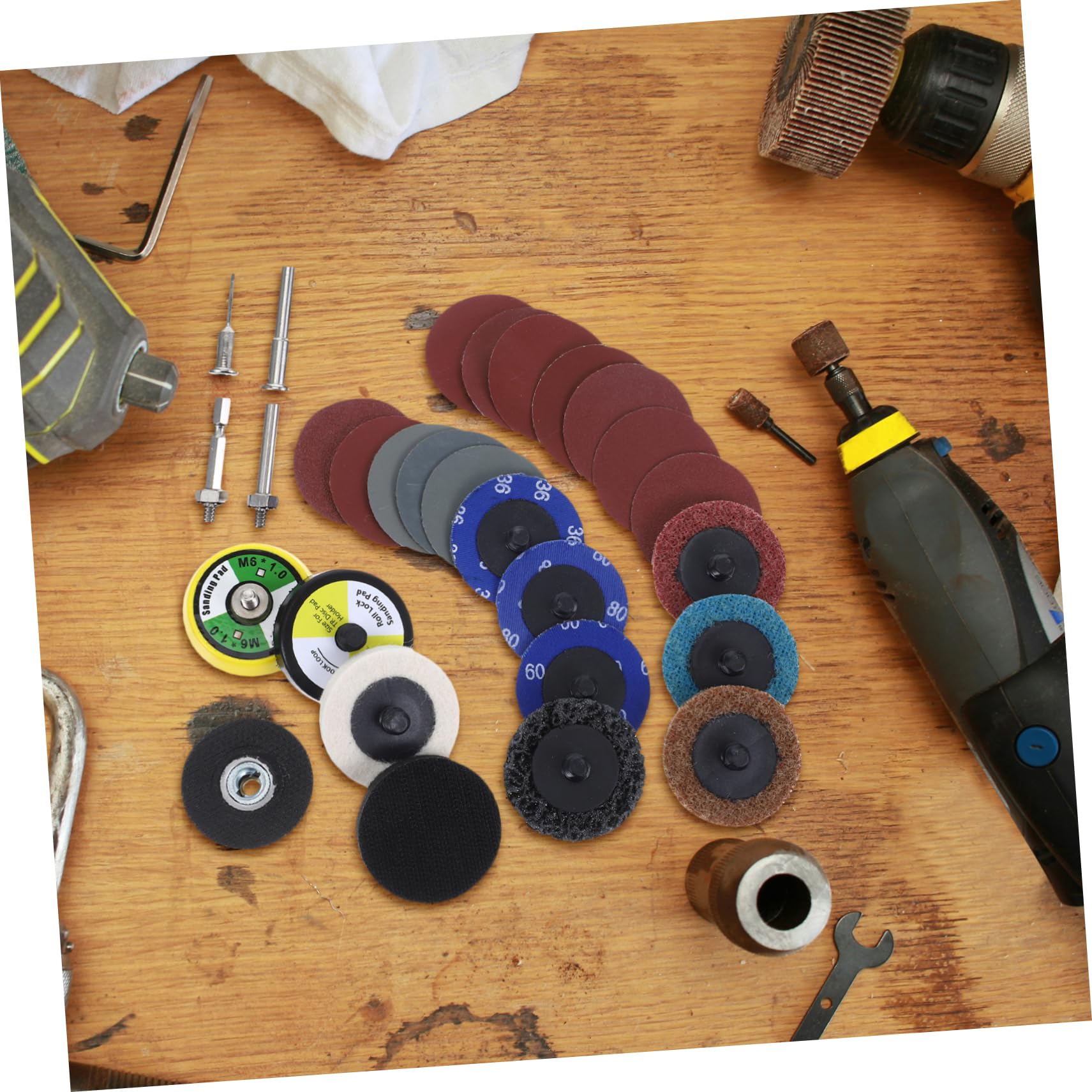 ULTECHNOVO Kit di 300 Dischi Abrasivi Rotondi per Levigatura con Platorelli da 3mm e 6mm, in Plastico e Alumina, Resistente All'usura per Lavorazione del Legno e Restauro Mobili