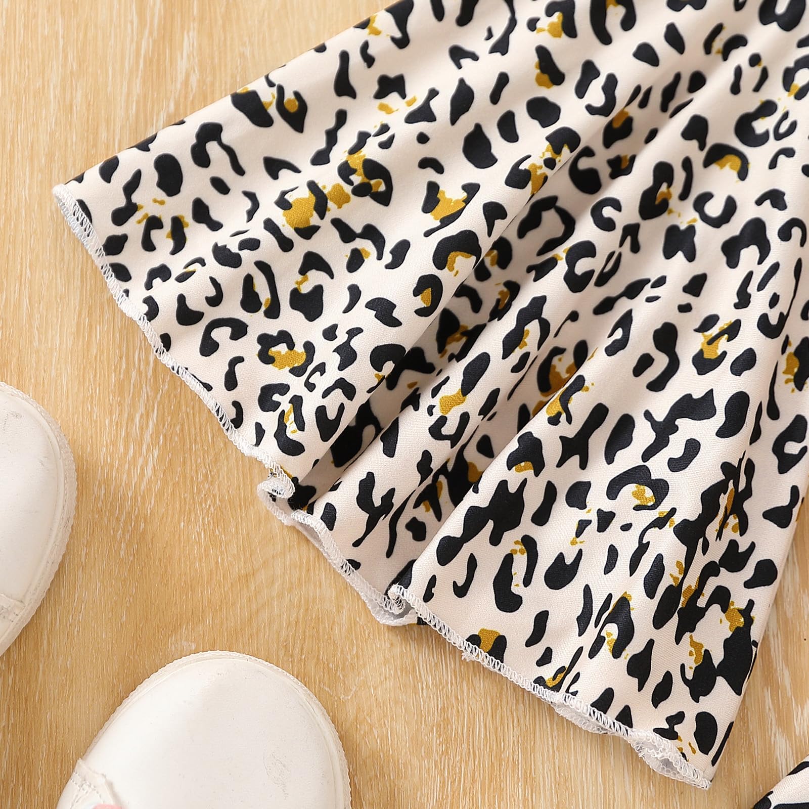 Ayzozuy Conjunto de ropa de verano de 2 piezas con estampado de letras y pantalones acampanados con estampado de leopardo
