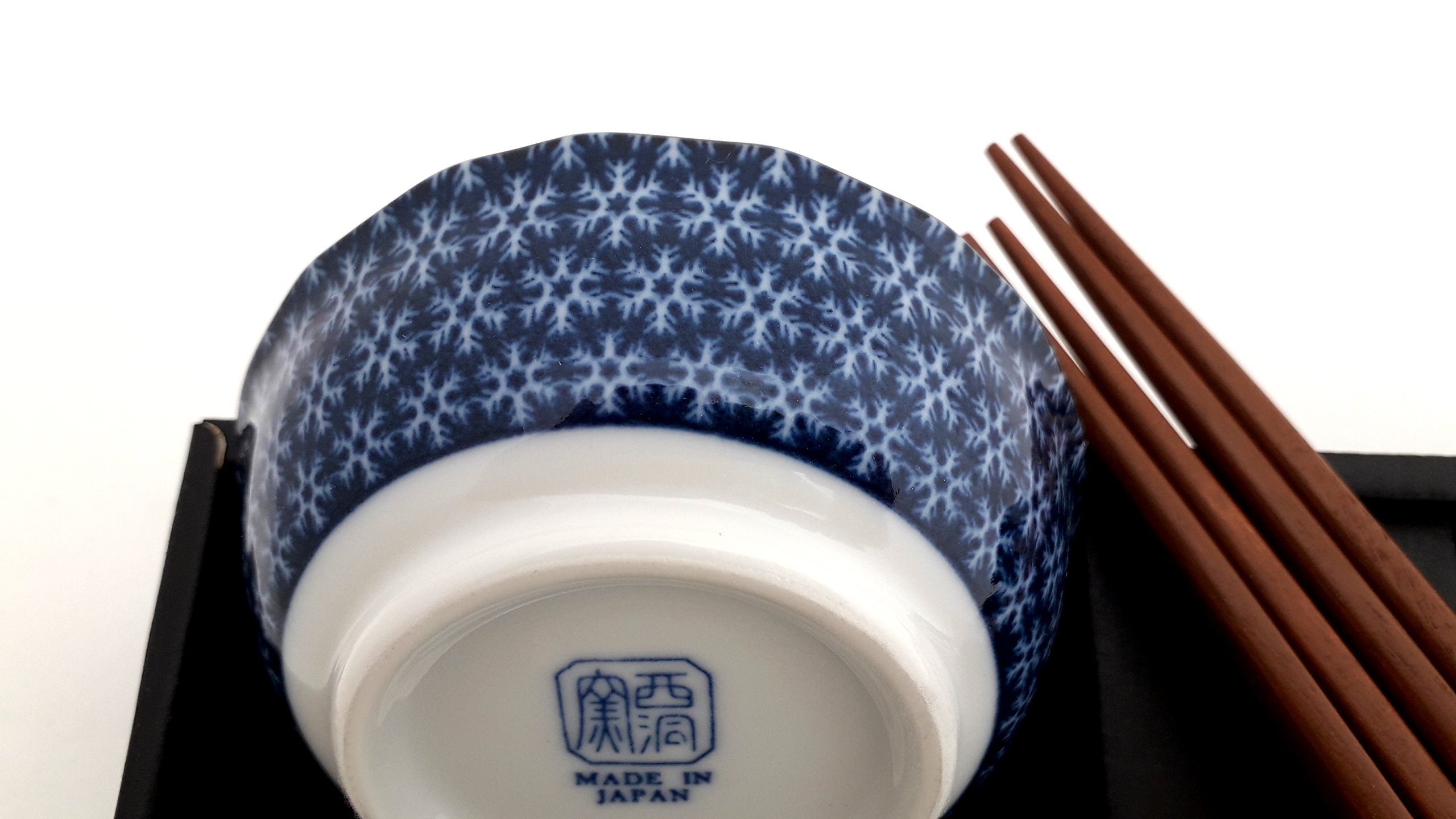 Juego de sushi YUKI Original Japonés Sushiset en blanco y azul, servicio de sushi de porcelana, dos platos de sushi, dos cuencos pequeños, dos palillos en caja de regalo