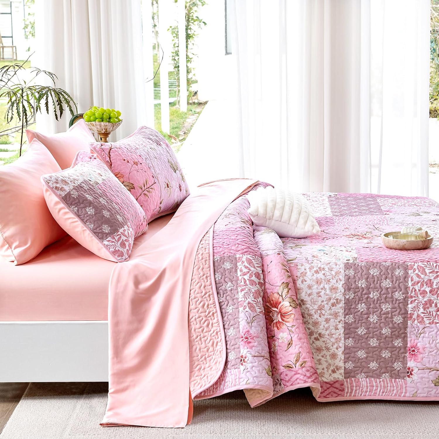 Wake In Cloud - Patchwork Quilt Set, Boho Floral Country Farmhouse Cottage Vintage Flower Pattern, Reversible Lightweight Bedspread Coverlet, 3 Pieces, Pink, Twin/Twin XL Size