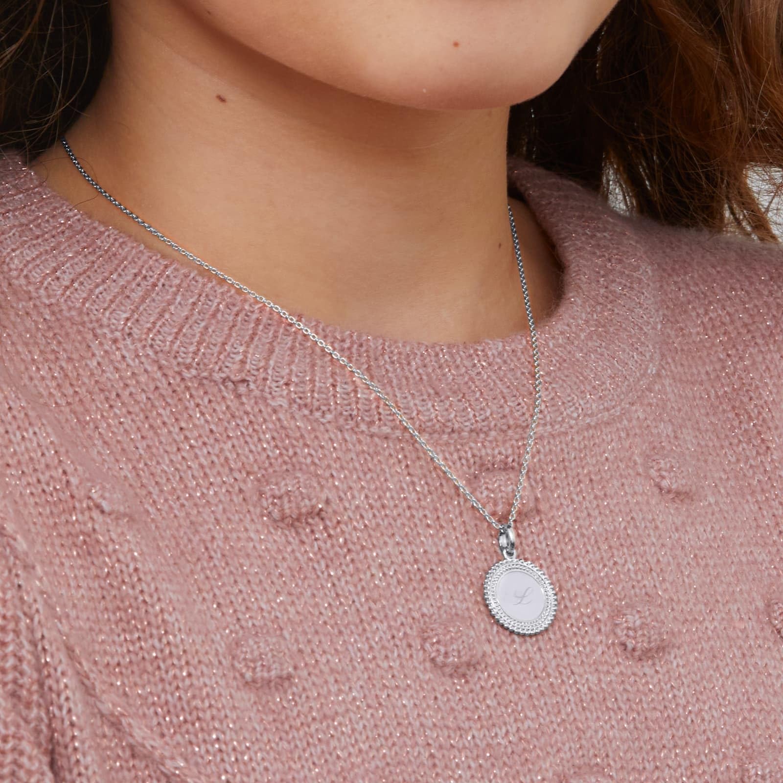 Moments Precious Collar infantil medalla con cuentas y inicial grabada, plata