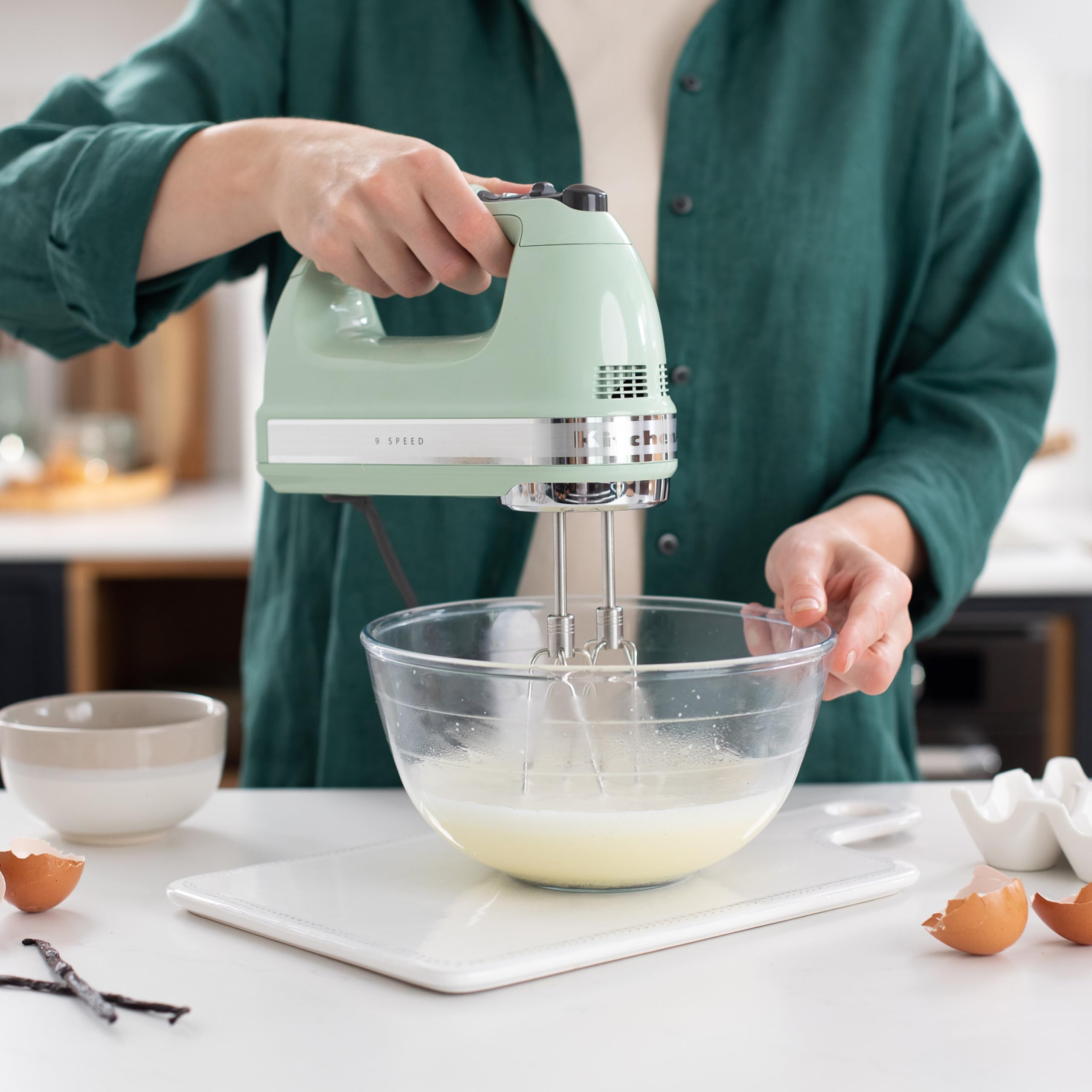 KitchenAid Batteur à Main 9 Vitesses, Moteur CC 85W Silencieux avec Démarrage Doux, 6 Accessoires – Fouets, Crochets & Tige, Cordon Pivotant, Sac de Rangement, Pistache