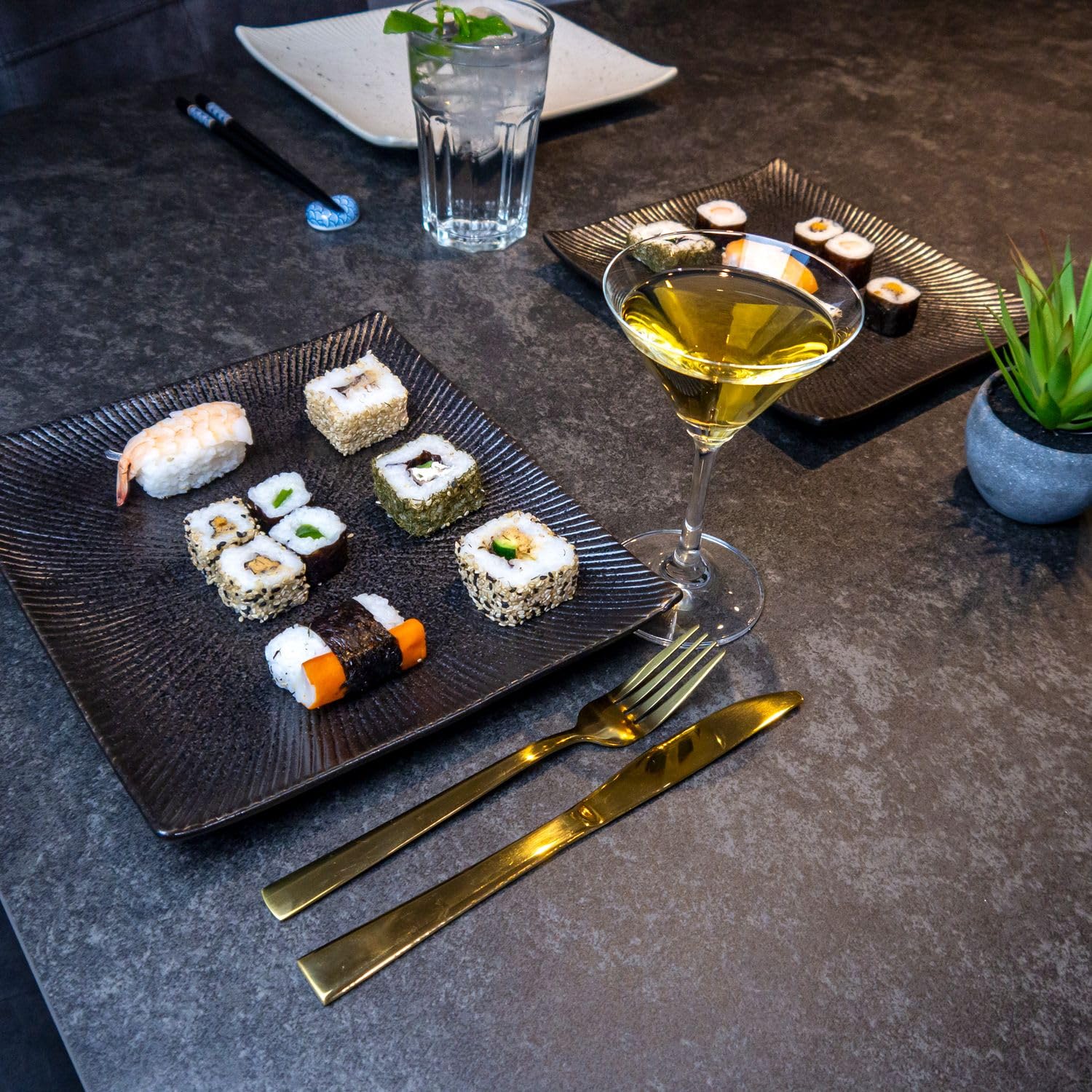 INTIRILIFE 4x Sushi Platte Servier Teller aus Porzellan in Schwarz - 26 x 23.4 x 3.8 cm - Japanisches Sushi Servier Geschirr Handgefertigt Rechteckig