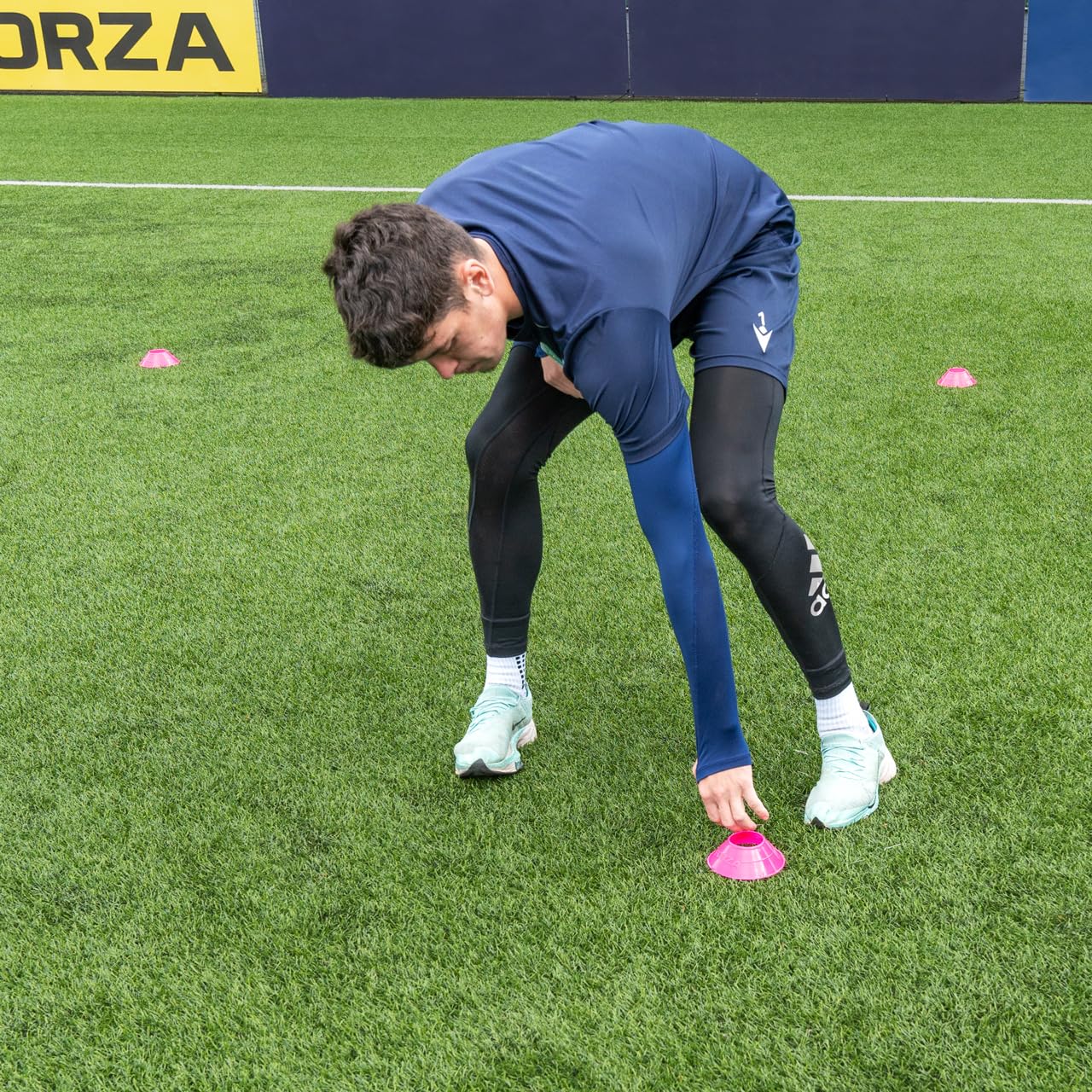 FORZA Mini Plots de Marquage pour Entraînement de Sport [Pack de 50/1000] | Cônes Durables et Polyvalents pour Le Football, Le Rugby et Plus | Support de Transport