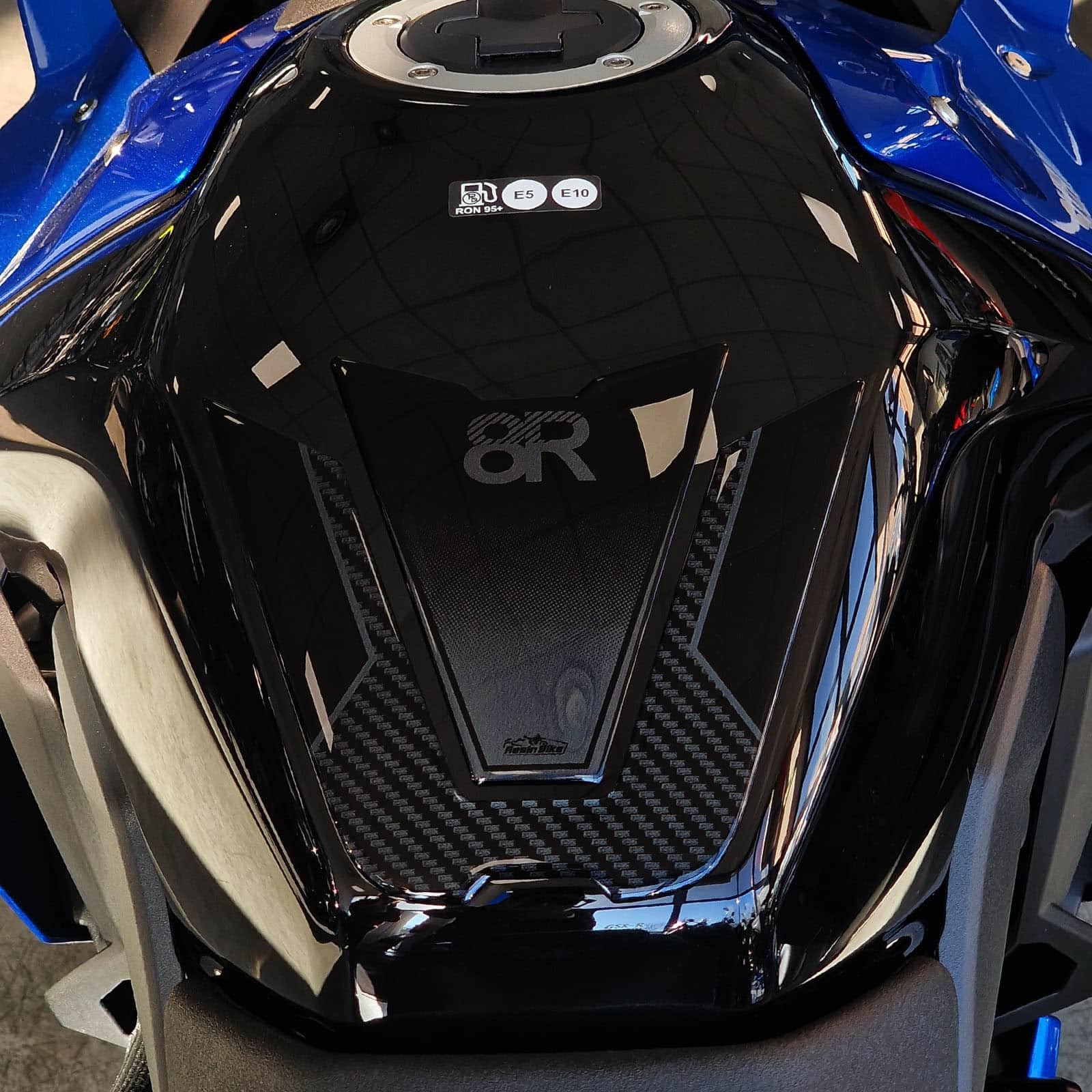 Resin Bike Autocollant Moto Compatibles avec Suzuki GSX 8R 2024-2026 Carboon Look. Protection Grip de Réservoir Moto Contre Les Chocs et Les Éraflures. Autocollant 3D Résinés Made in Italy