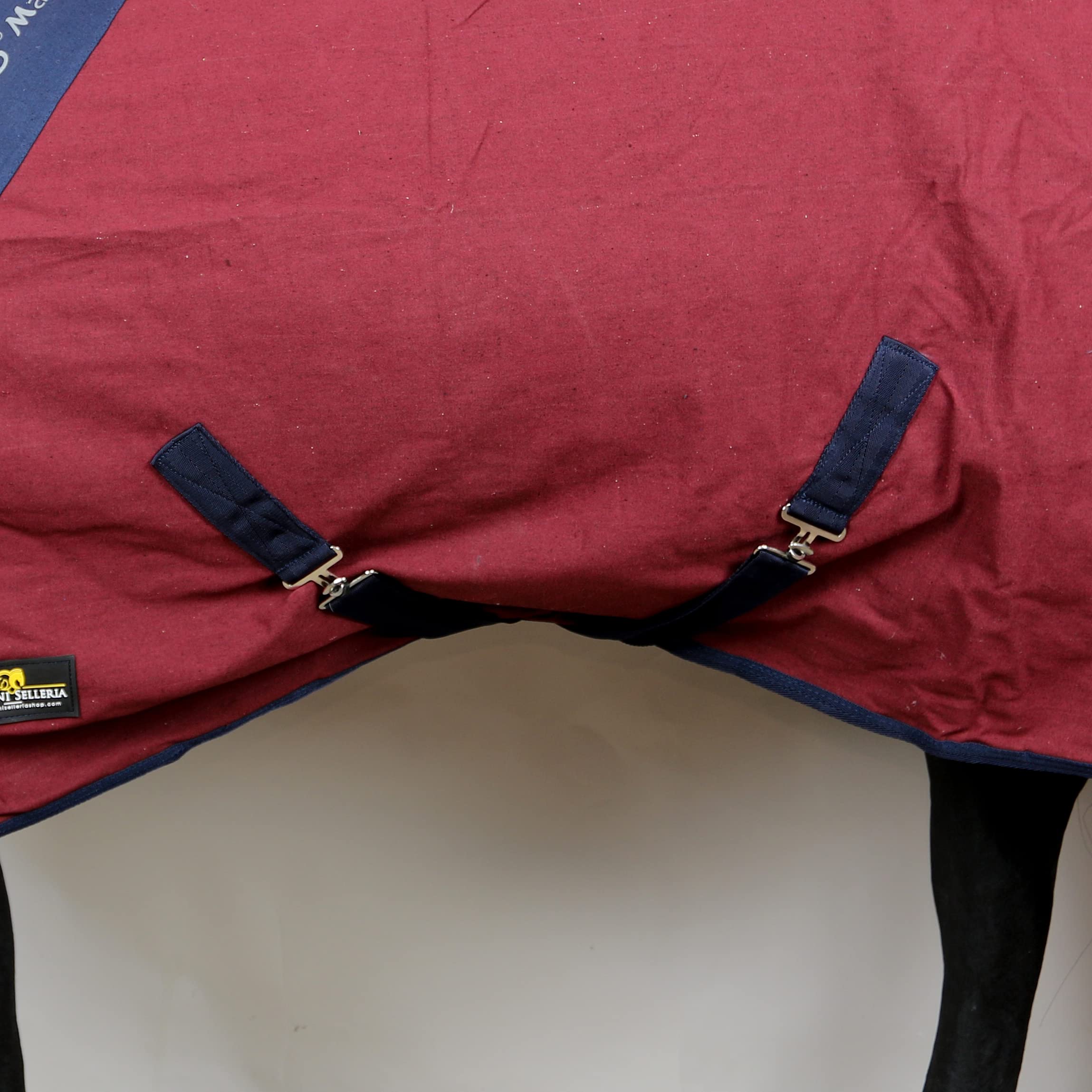 Horses, Coperta da Box per Cavallo in Cotone Modello Maddy 2, Leggera e Traspirante per Primavera e Estate, con Cinghie e Copricoda, BORDEAUX/BLU-135 cm