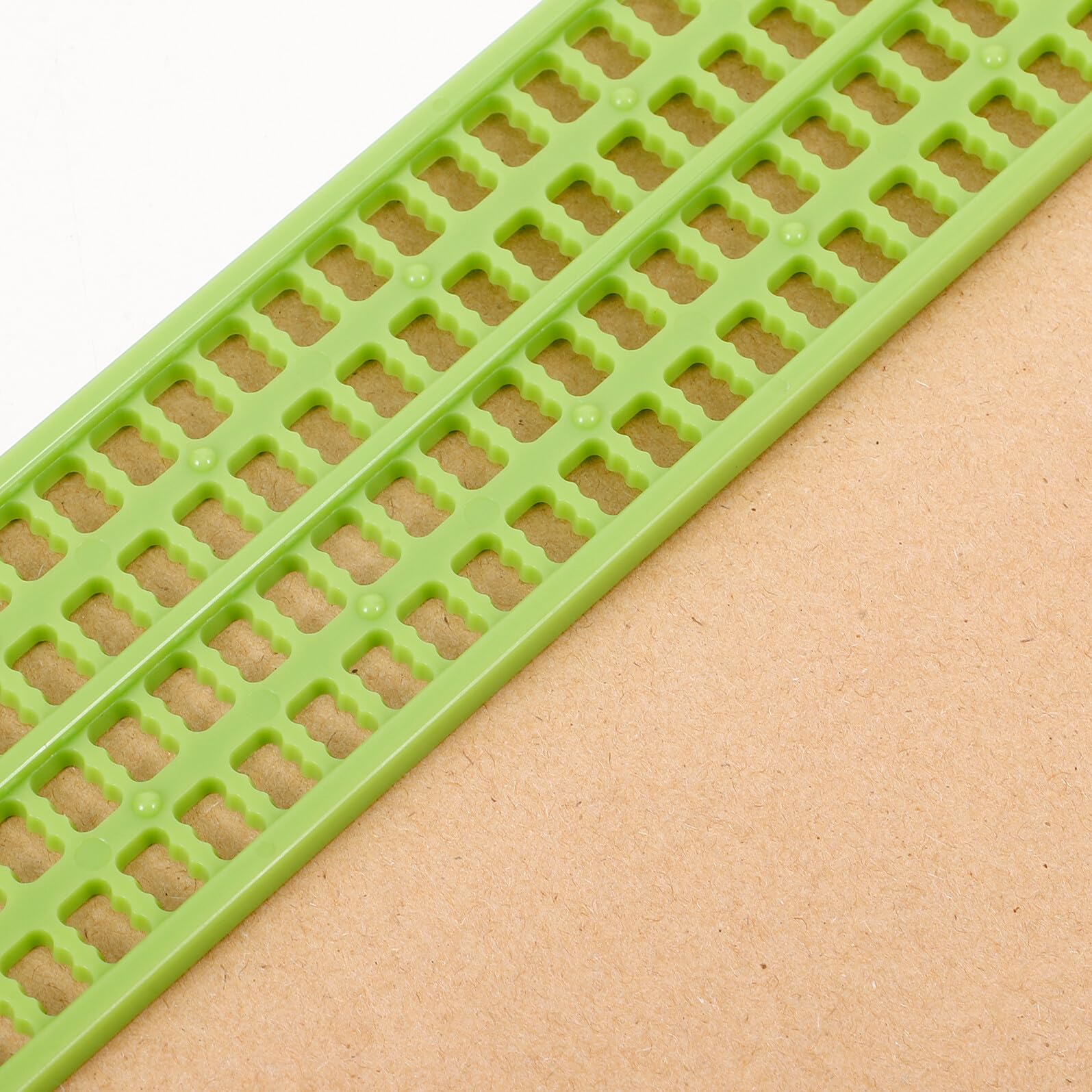 Mikikit Pizarra Braille de Plástico Ligera 4 Líneas 28 Celdas Lápiz y 20 Hojas de Papel para Escribir Braille, Suministros para Personas Ciegas, Adecuado para Aprendizaje y Uso Escolar