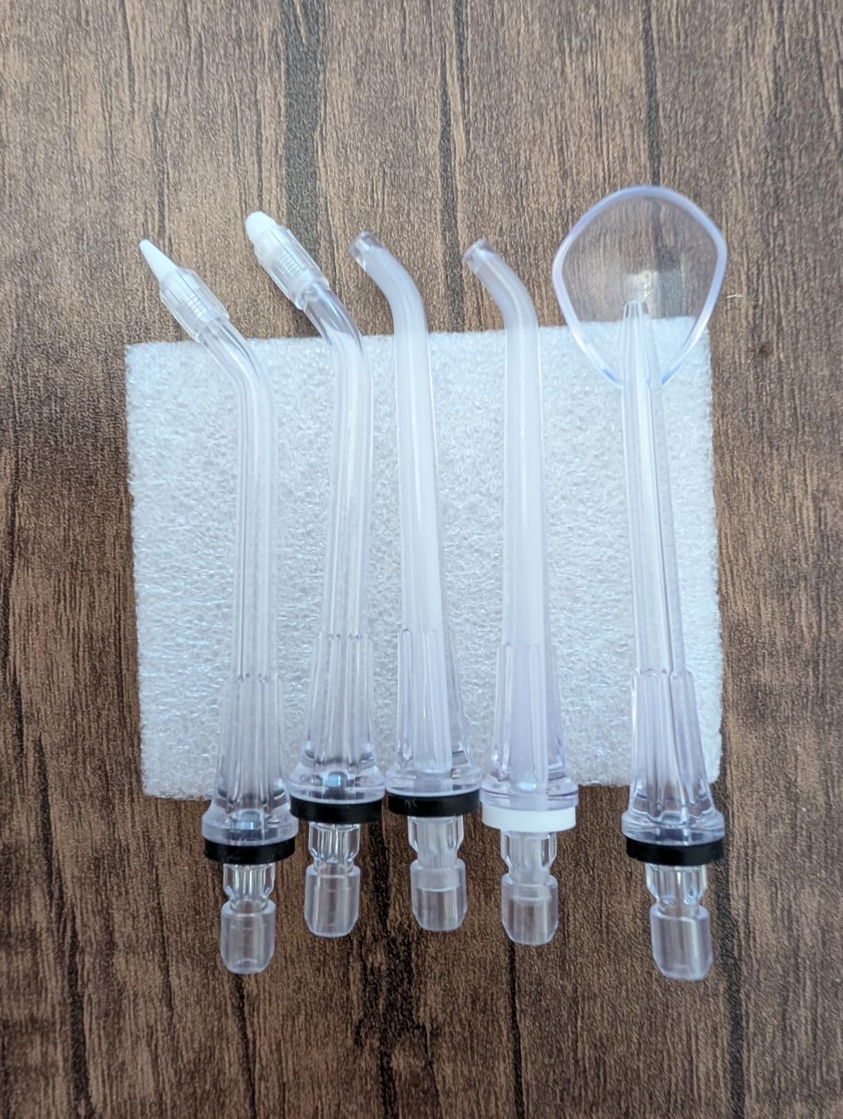 Irrigador dental portátil con boquillas