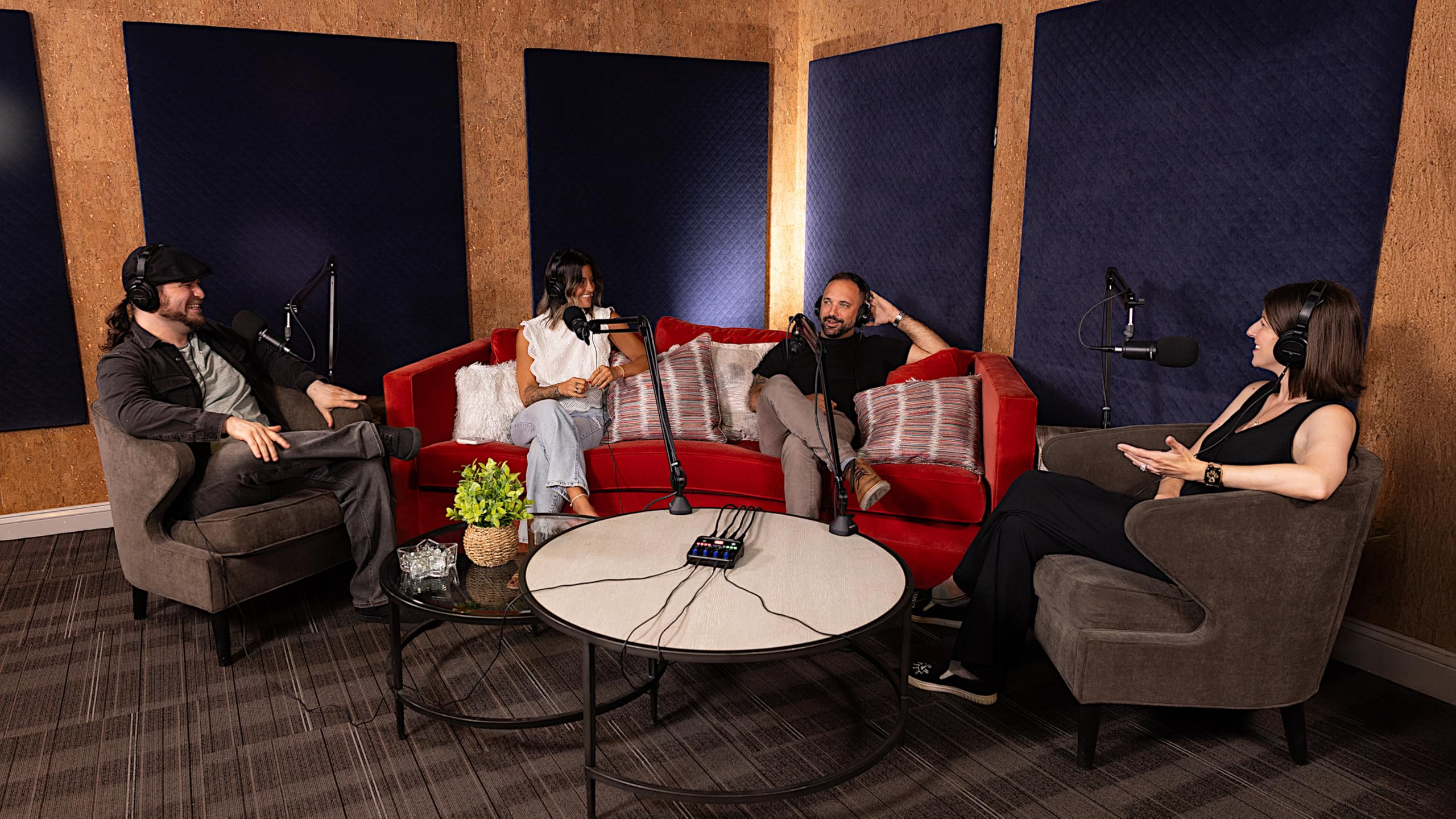 Zoom - P4next enregistreur de podcast, 4 entrées microphone XLR, 4 sorties casque, réduction du bruit AI, effets de tonalité et de comp, entrée téléphone, pavés sonores, enregistrement sur SD
