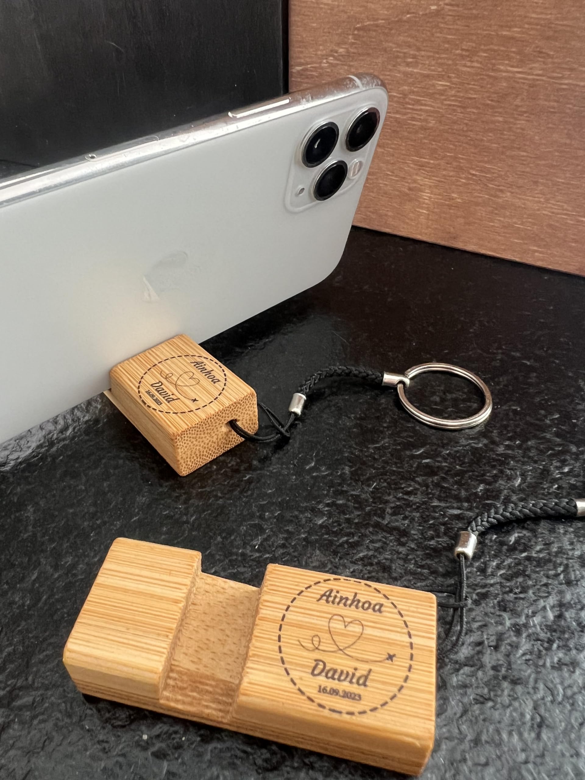 Uvimark - Set 25 Llaveros Personalizados Soporte Móvil Madera para Eventos