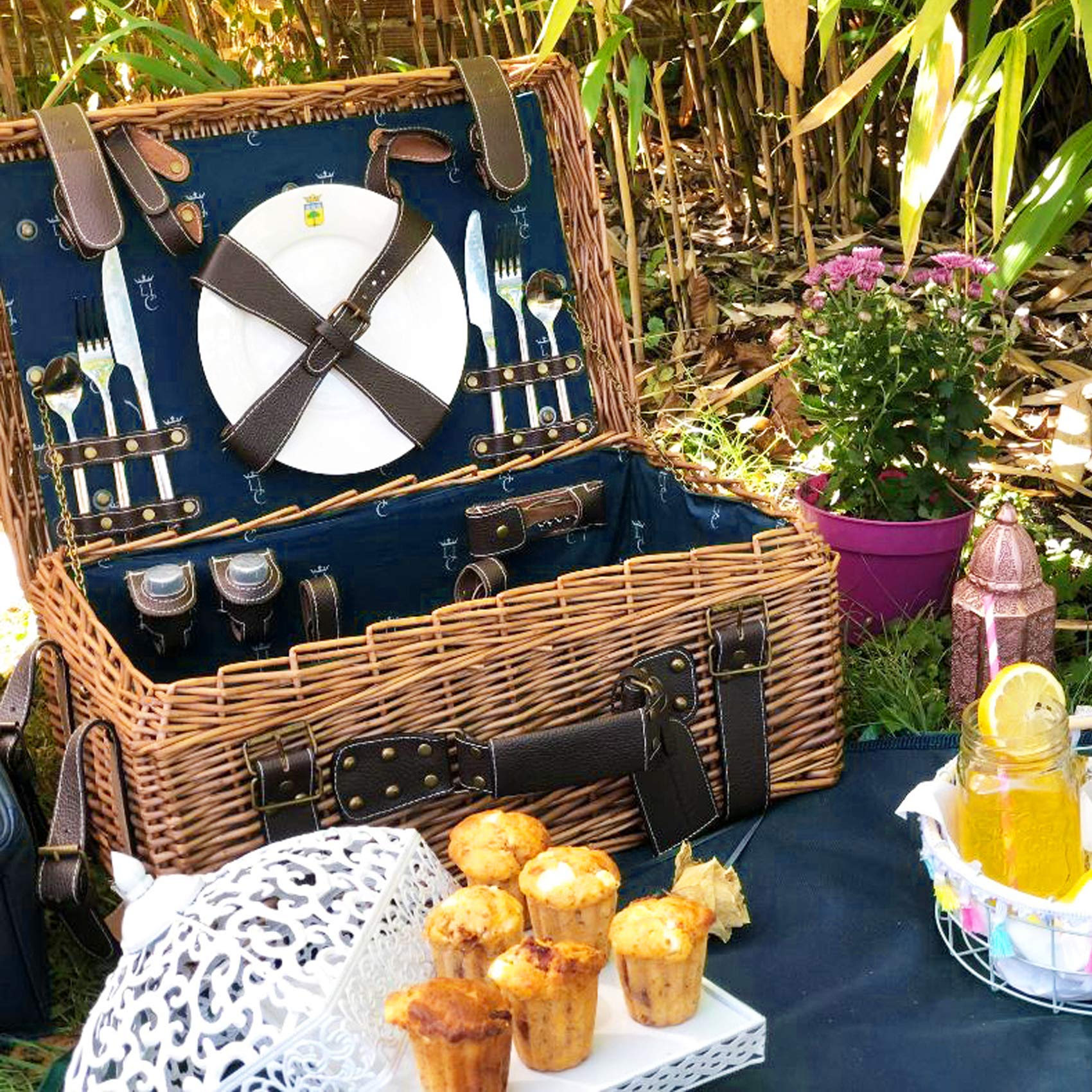 Les Jardins de la Comtesse - Panier Picnic Champs Elysées Bleu en Osier - Sangles en Cuir - Complet 2 Personnes - Glacière/Nappe - Assiettes en Porcelaine et Verres à Vin en Verre - 48 x 34 x 21 cm