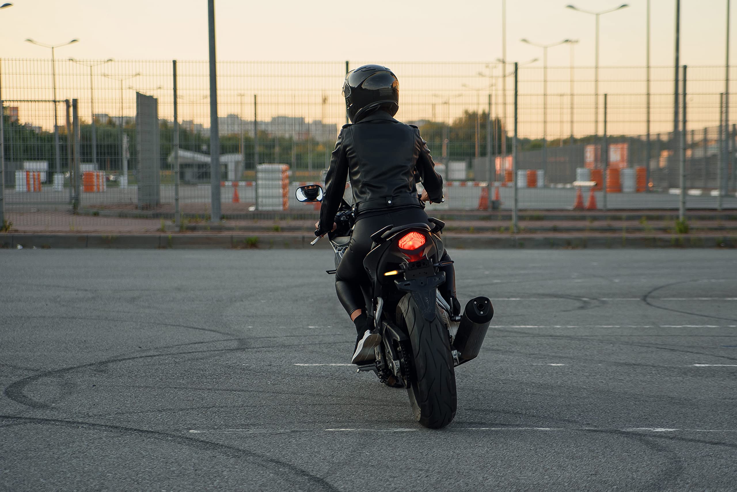 Simda Pro 4 sztuki wyjątkowo jasnych, uniwersalnych kierunkowskazów LED do motocykla, ze znakiem E, sekwencyjny efekt biegowy, quad, ATV, super wygląd i bardzo jasne