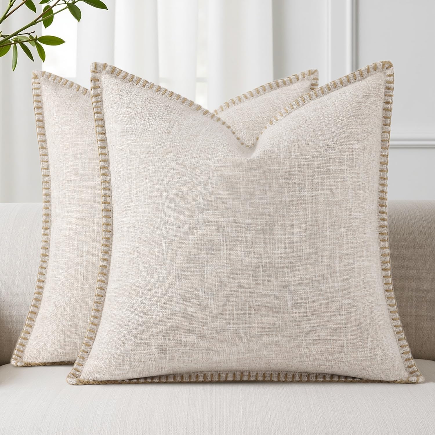 Housses de coussin beige lavables pour rafraîchir la deco de votre canapé