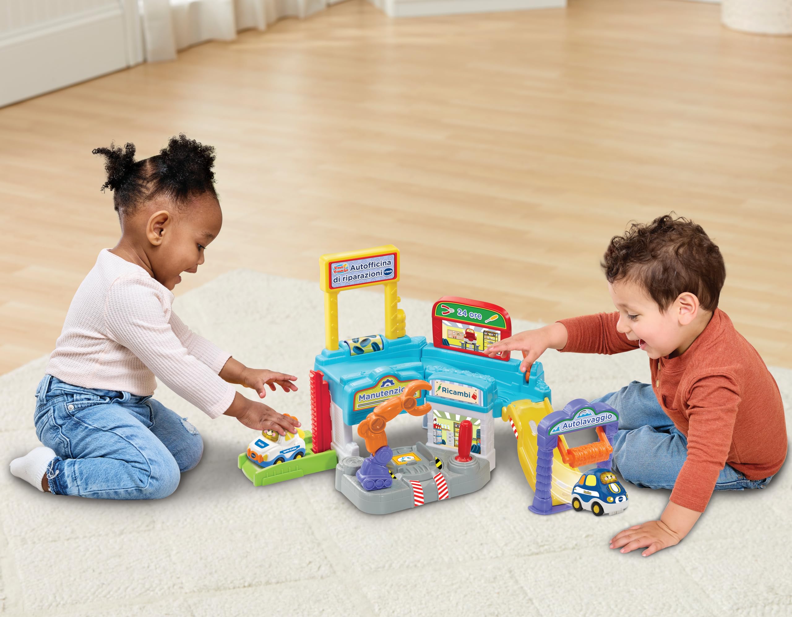 VTech Vroom Vroom Go - Autofficina di Riparazioni, Pista Macchinine con Garage Multifunzione, Braccio Robotico, Incluso 1 Veicolo, 3 Zone Magiche, Lingua Italiana, Batterie Incluse, 1-5 Anni