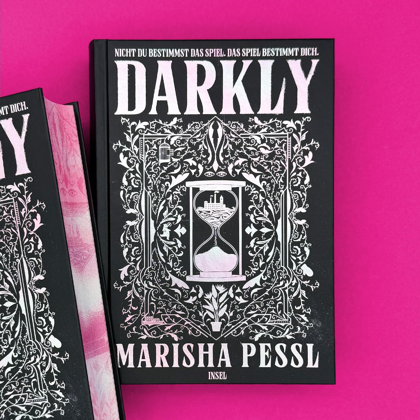 Darkly: Nicht du bestimmst das Spiel. Das Spiel bestimmt dich. | Mit exklusivem Motiv-Farbschnitt in der ersten Auflage
