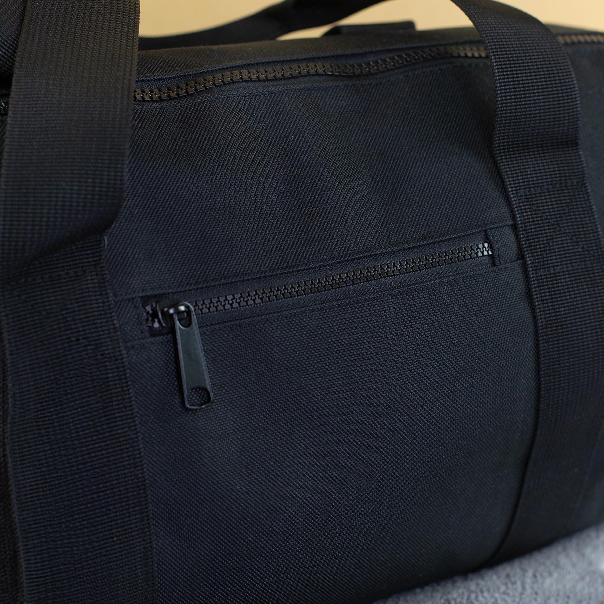 Herz & Heim® Sporttasche Fußball personalisiert mit Name – Trainingstasche für Fußballer – Sport Tasche als Geschenk – Duffle Bag für Fußballtraining, Verein & Freizeit (55 × 28 × 28 cm (B/H/T))