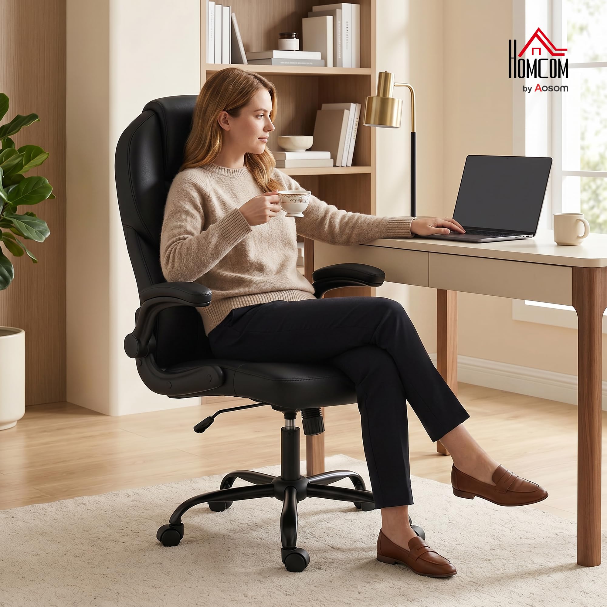 HOMCOM Sedia da Ufficio Ergonomica, Braccioli Ribaltabili Imbottiti, Nero | Schienale Curvato Alto Traspirante, Sedia Scrivania Imbottita Girevole in Pelle PU, Funzione Dondolo, Altezza Regolabile