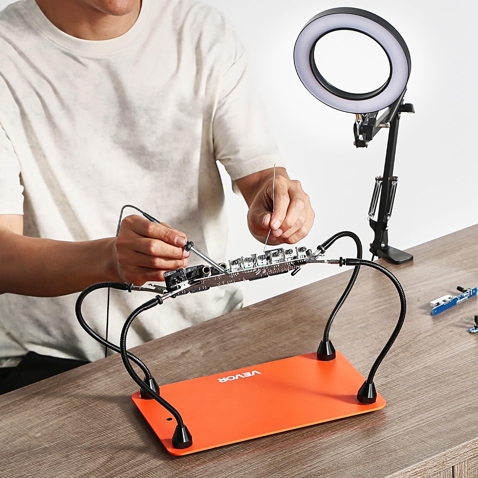 VEVOR Löthilfe Dritte Hand, Magnetische Lötstation, 4 flexible Arme, Werkzeug mit 3-facher LED-Vergrößerungslampe & rutschfester Basis, für elektronische Reparaturen, Basteln, Hobby, Heimwerken