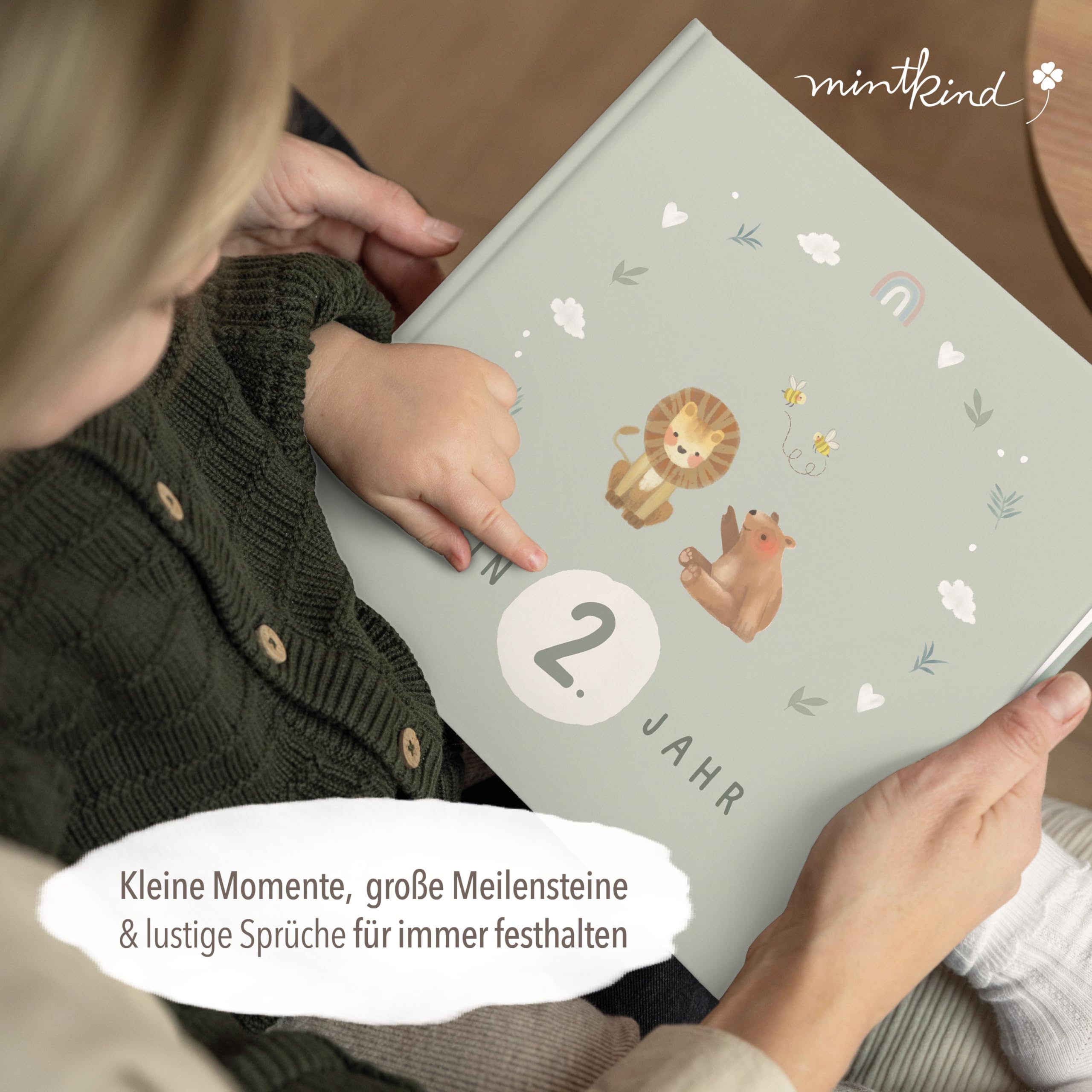 mintkind® Babyalbum zweites Lebensjahr Hardcover Babytagebuch zum Eintragen Erinnerungsbuch und Fotoalbum Baby Geschenkidee für Jungen und Mädchen liebevoll gestaltetes Babybuch Salbei