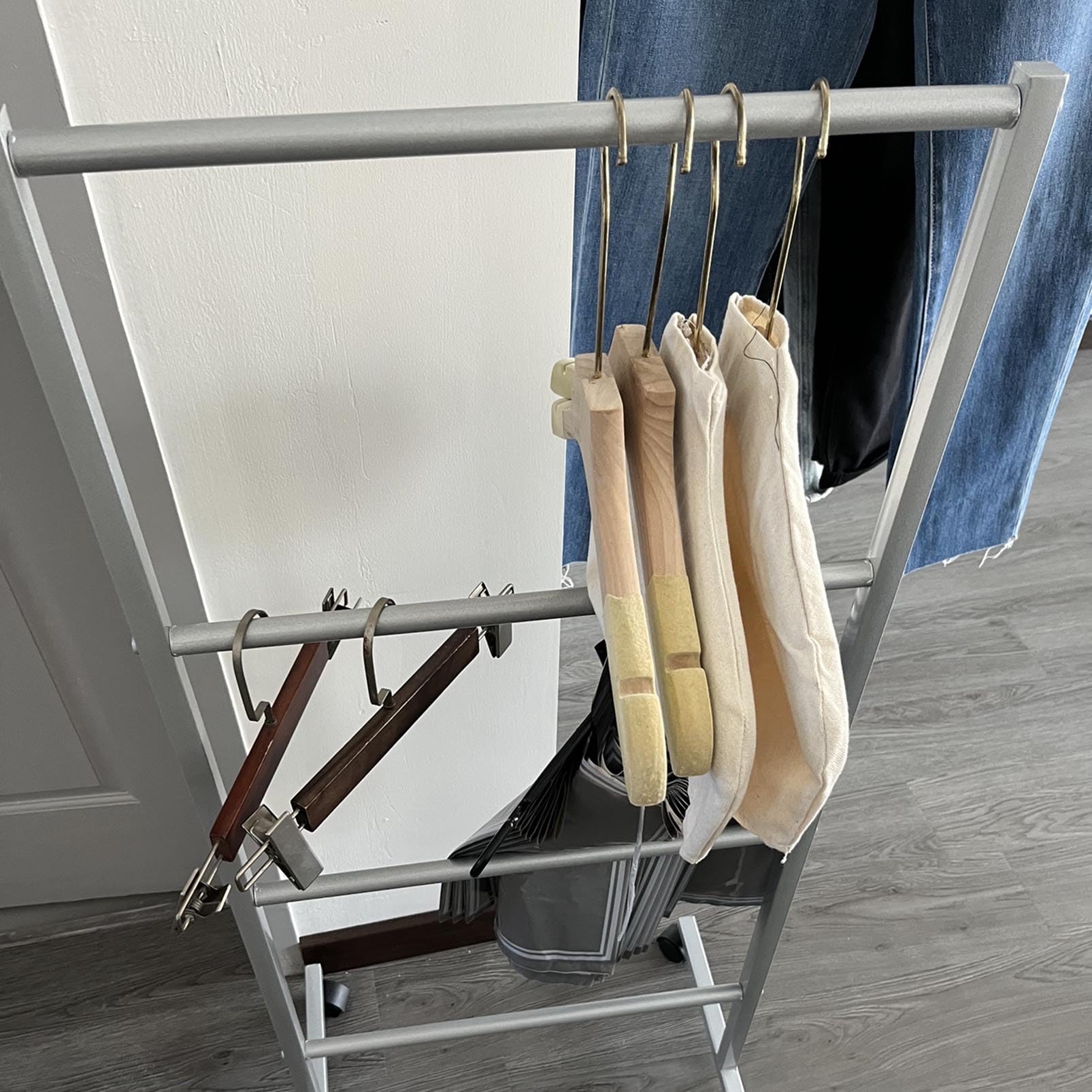 Carrito Apilador para Perchas, Soporte Móvil con 4 Ruedas, Ideal para Centros Comerciales, Tiendas Especializadas Y Lavanderías, Multifuncional para Toallas Y Bufandas, Plateado.