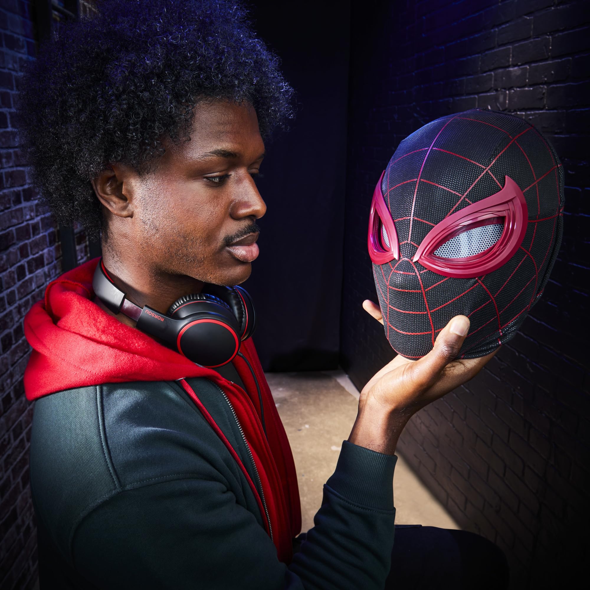 Hasbro Marvel Legends Series, Spider-Man: Miles Morales, maschera espressiva elettronica, articolo premium interattivo per roleplay per adulti