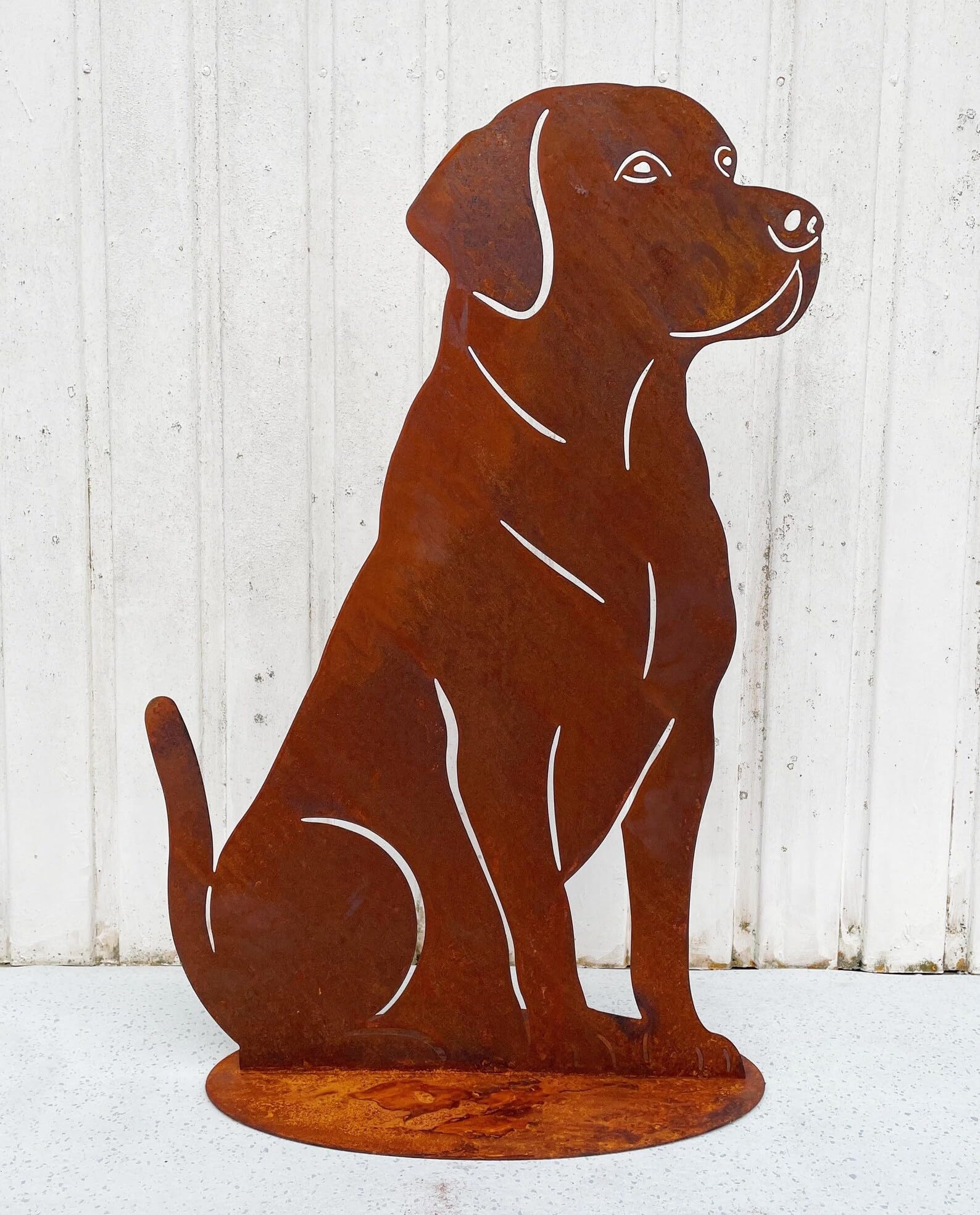Gartenfigur Hund Labrador sitzend 68x45cm auf Platte Edelrost Gartendeko Wetterfest Rost Metall Rostfigur Hunde Tier von Steinfigurenwelt (Hund Labrador sitzend 68x45cm)