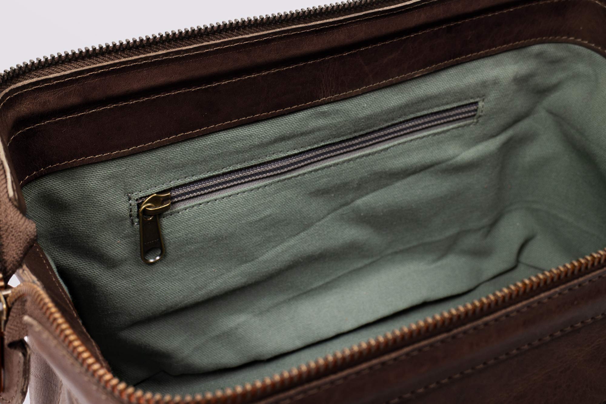 HOLZRICHTER Berlin - Große Kulturtasche aus Leder für Damen & Herren (No-5-2), Kulturbeutel 20x29x16cm, Echtleder Kosmetiktasche, Dunkelbraun