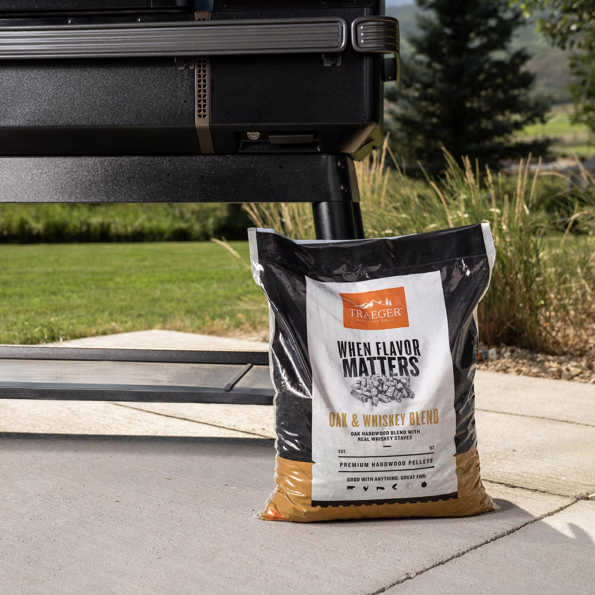 Traeger Grills Mélange de chêne et de Whisky 100% granulés de Bois Naturel pour fumoirs et Grills à granulés, Barbecue, Cuisson, rôti et Grill, Sac de 8,2 kg