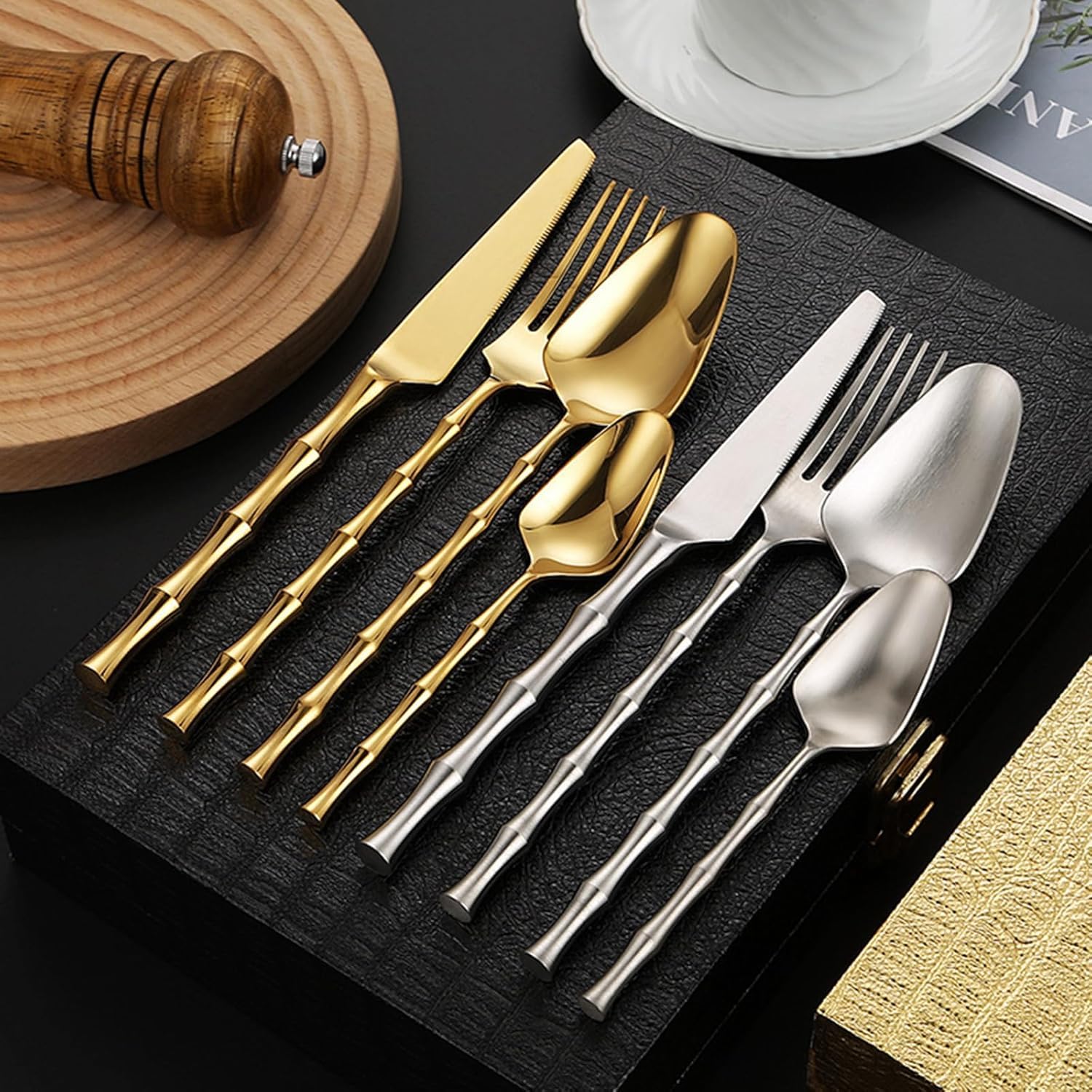 Ensemble de Couverts dorés pour 12 Personnes, en Acier Inoxydable 18/8 de qualité Alimentaire, Comprenant fourchettes et cuillères. Manche martelé Poli Miroir, Compatible Lave-Vaisselle.