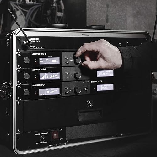 Vista 2 de Shure SLXD24D/B58 Sistema de micrófono inalámbrico digital de doble canal, incluye dos transmisores de mano SLXD2 con cápsulas de micrófono vocal