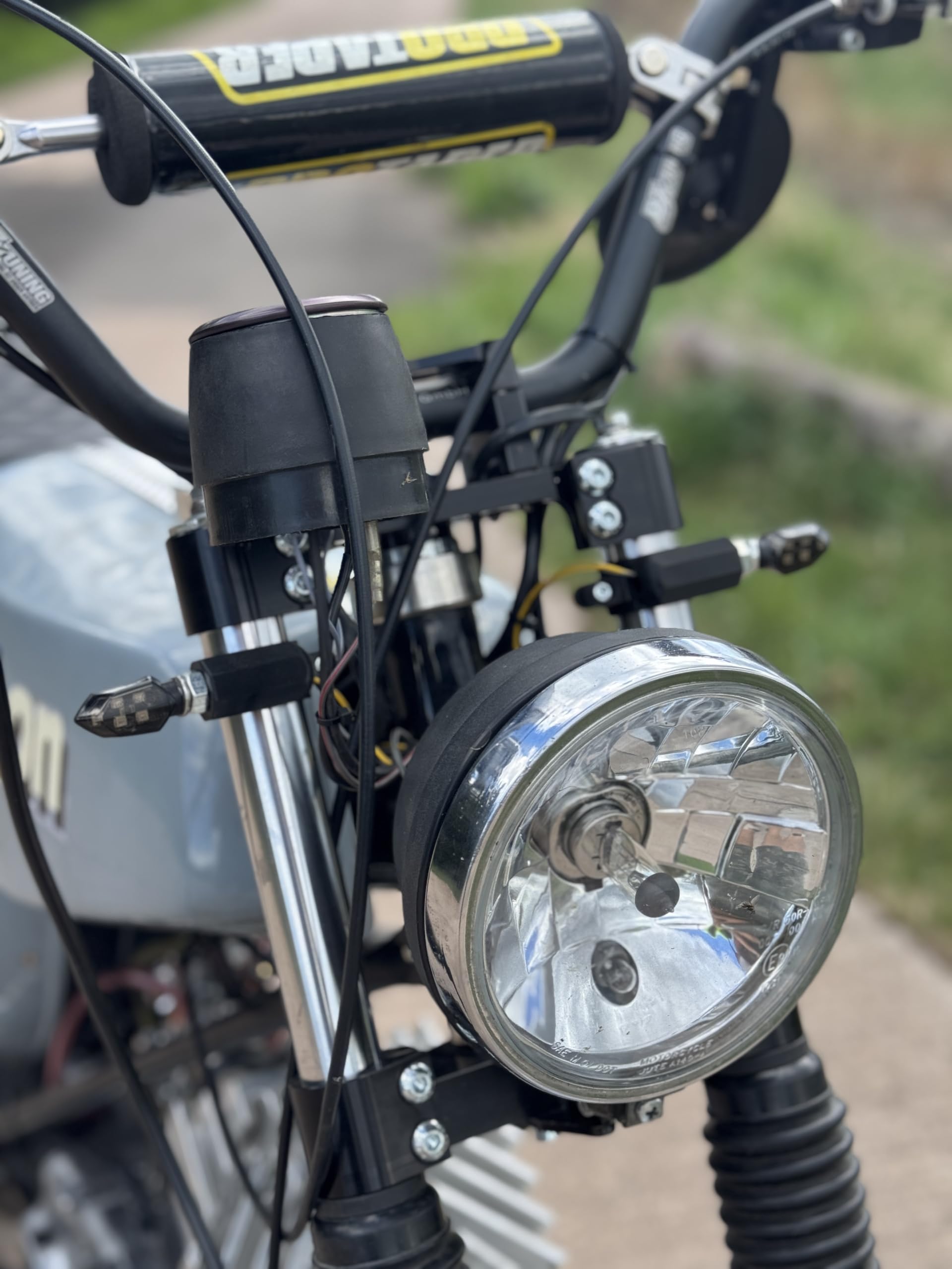 LED Blinkerset komplett für Simson S50 S51 S70-4x LED-Blinker & 4x Blinkerhalter vorne und hinten, LED-Blinkgeber, Anschluss-Set, 12V, E-geprüft, M8, Schwarz