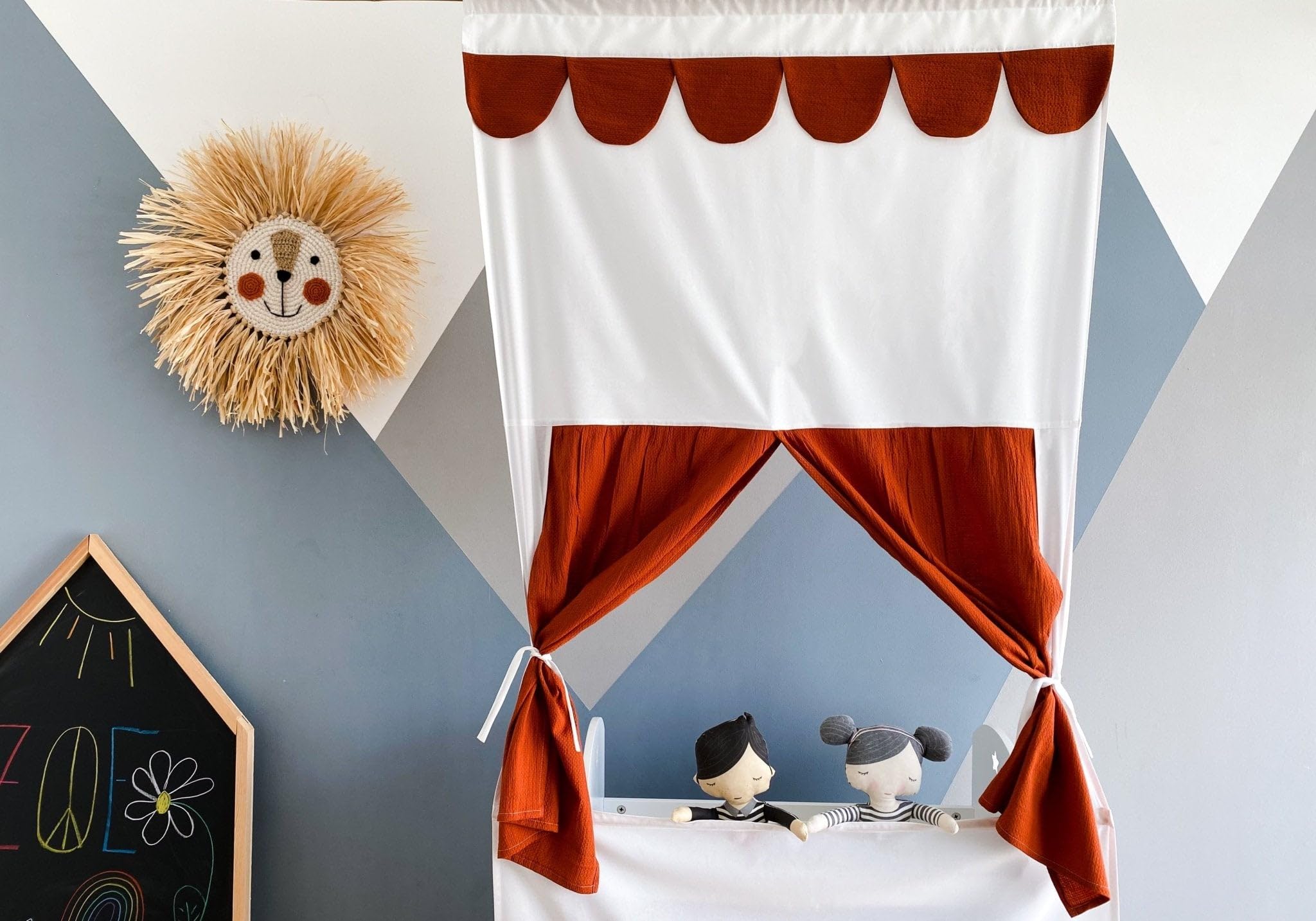 KraftKids Puppentheater Kasperletheater für Türrahmen, Wimpelgirlande und zurückbindbarer Vorhang, Doppelkrepp Herbstrot aus 100% Baumwolle, 90 × 200 cm, handgefertigt EU