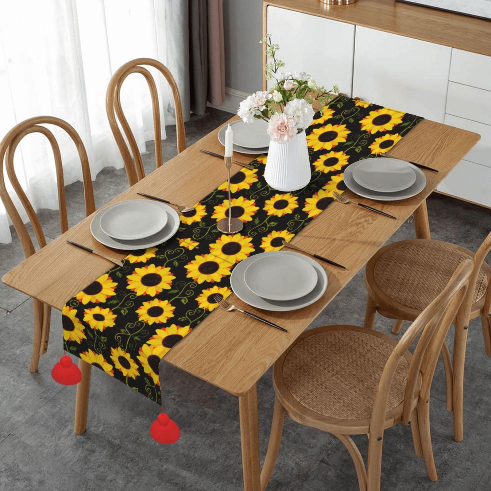 Chemin de table de Noël avec pompons pour sublimer vos repas de fête en famille