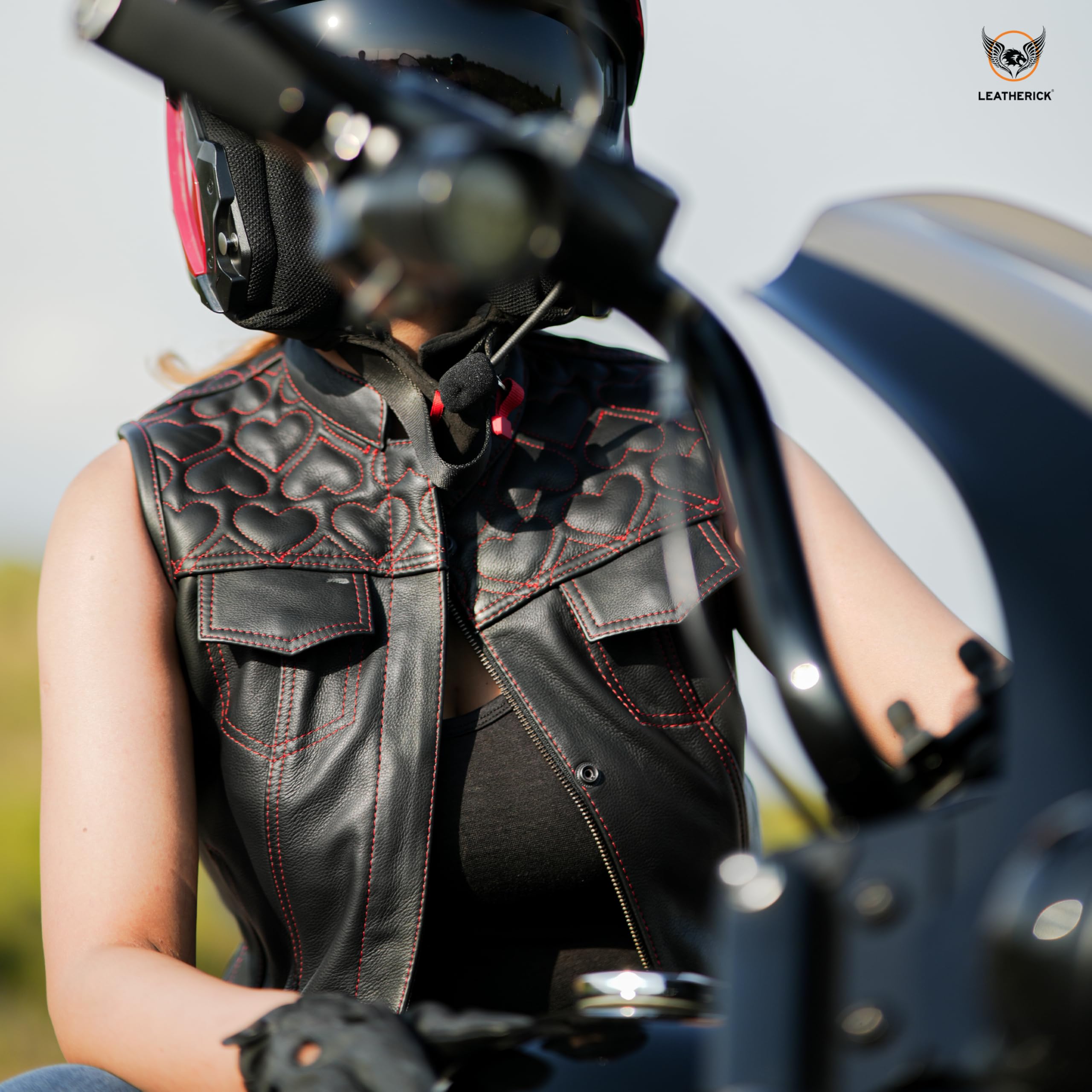 Leatherick Chaleco de cuero negro para motocicleta para mujer Forro tradicional de satén Paisley con costuras de corazón rosa