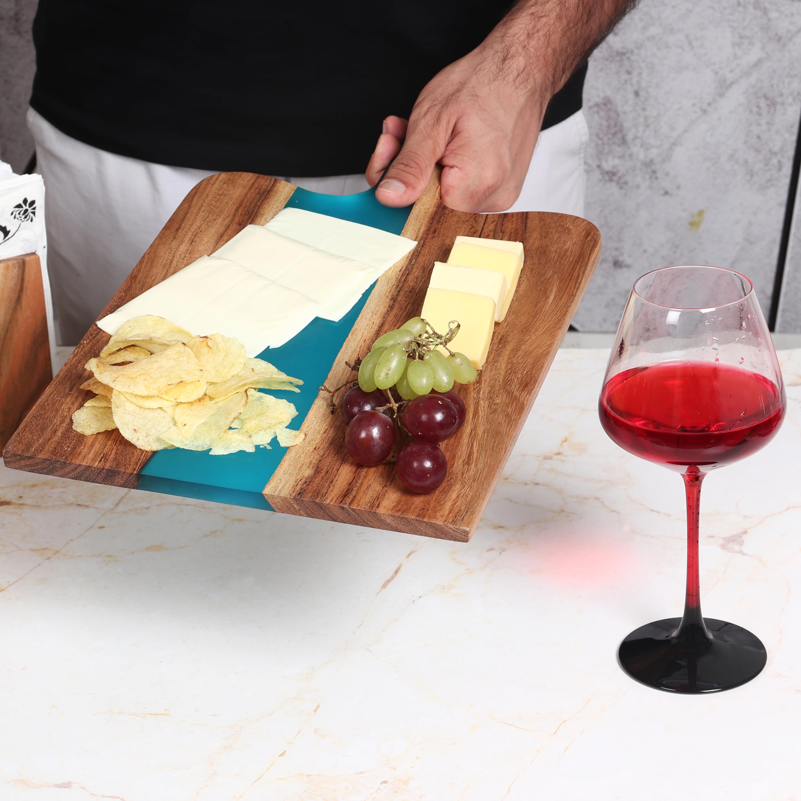 Käsebrett aus Akazienholz und Epoxidharz, 41,9 x 25,4 cm, Verwendung als Servierplatte für Wurstwaren, Vorspeisen, Snacks, Gerichte, Kunstharz-Schneidebrett für Obst und Gemüse, Türkis