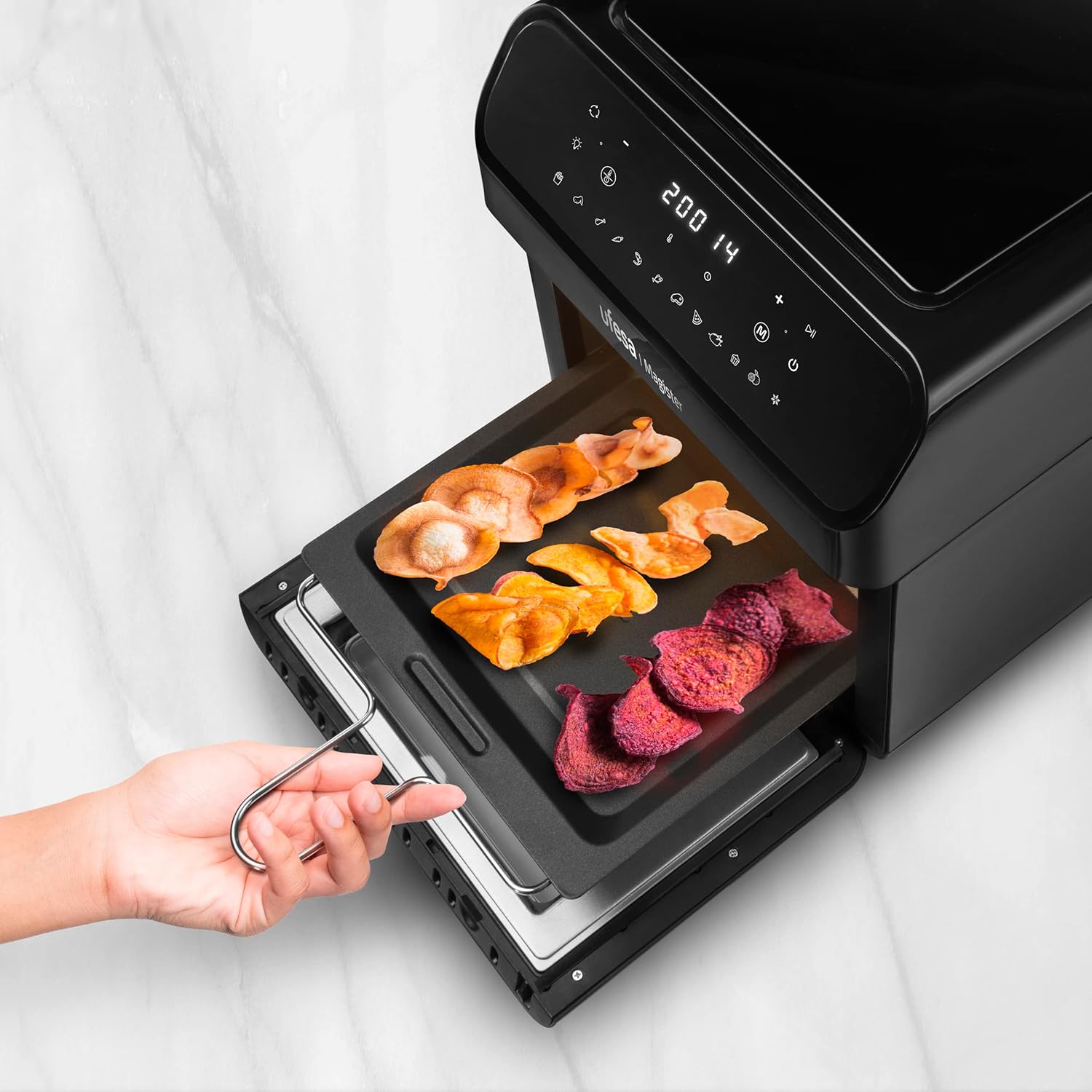Hand removing tray with dehydrated food from Ufesa Magister Air Fryer