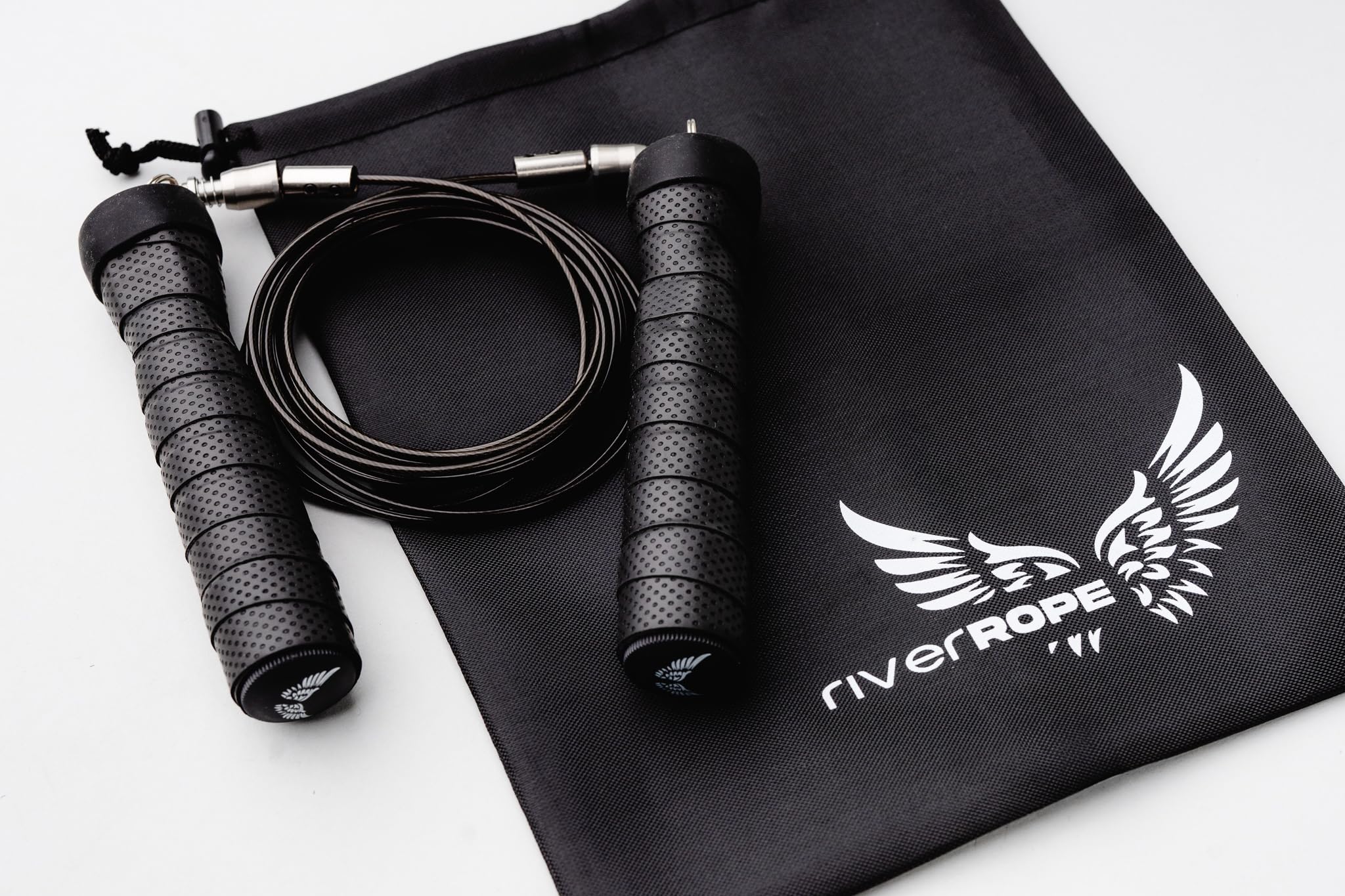 Corda per saltare di alta qualità: connessioni rapide con clip, cavo in acciaio rivestito in PVC regolabile, comode maniglie ergonomiche in schiuma nera, per fitness, boxe, cardio, cross