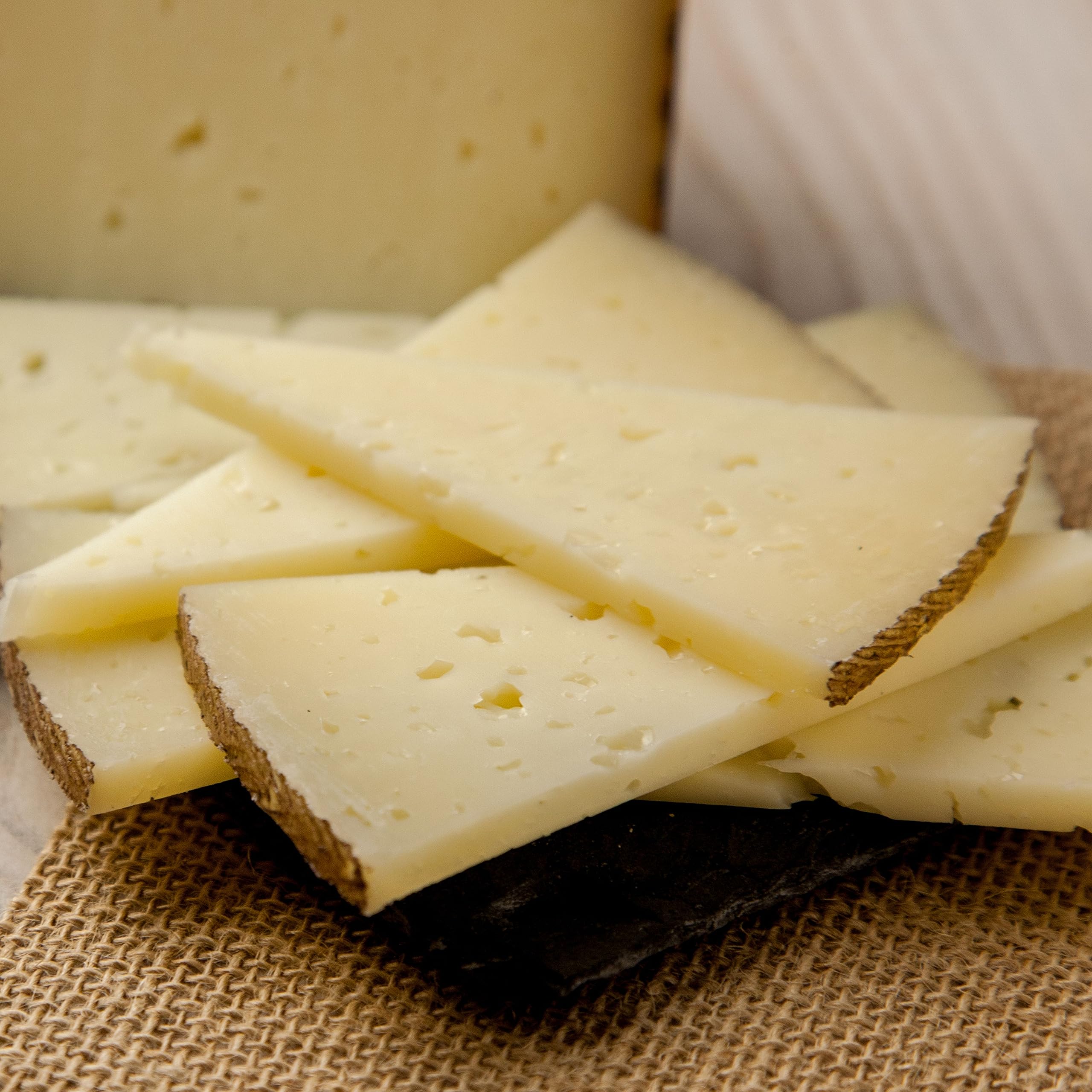 Queso Manchego - Queso Curado Artesano D.O. Protegida El Pesebre - Elaborado con Leche Cruda de Oveja Manchega - Peso Aproximado 3 Kilos