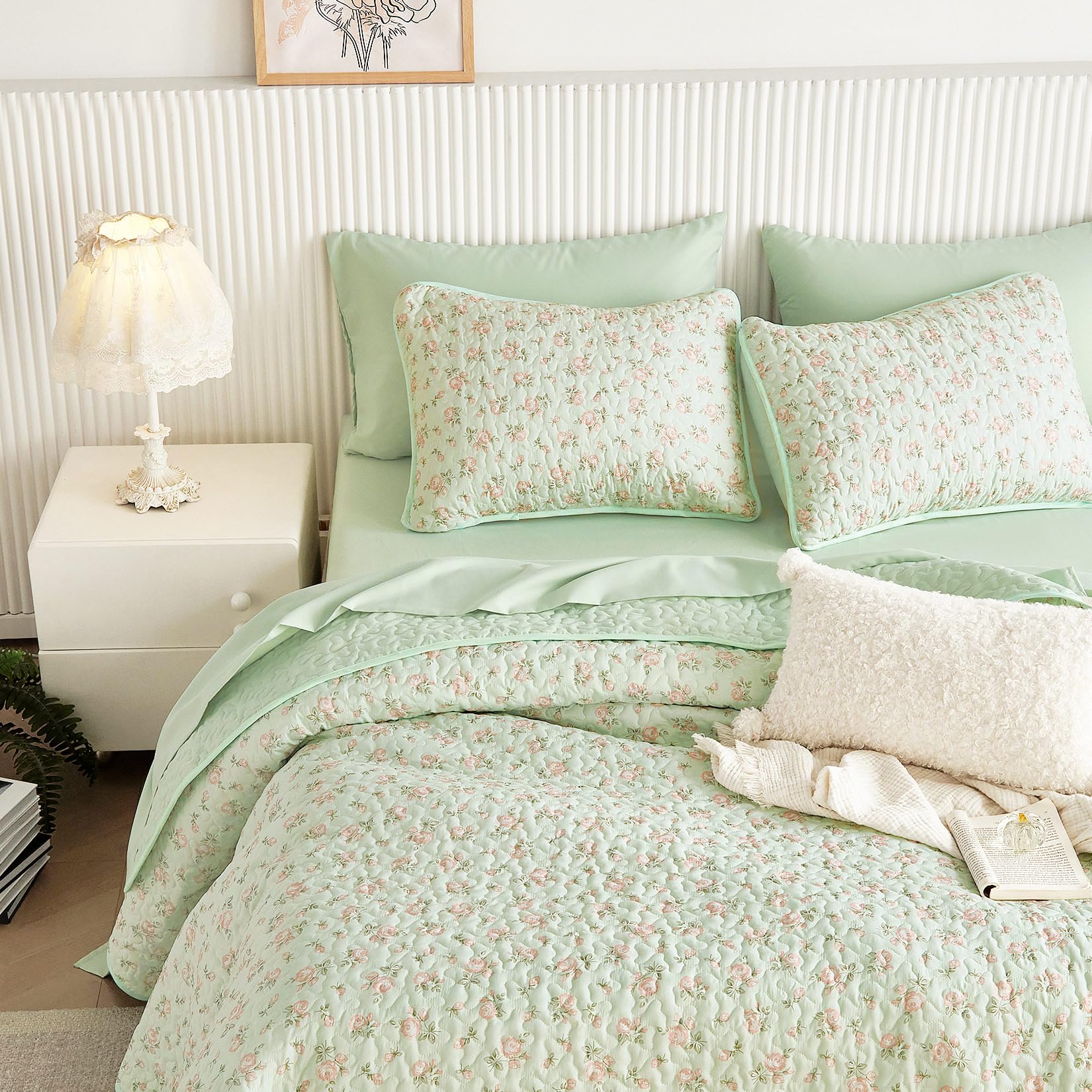 Wake In Cloud - Floral Quilt Set, Coquette Cottagecore Shabby Chic Flower Pattern for Women Teen Girls, Reversible Lightweight Bedspread Coverlet, 3