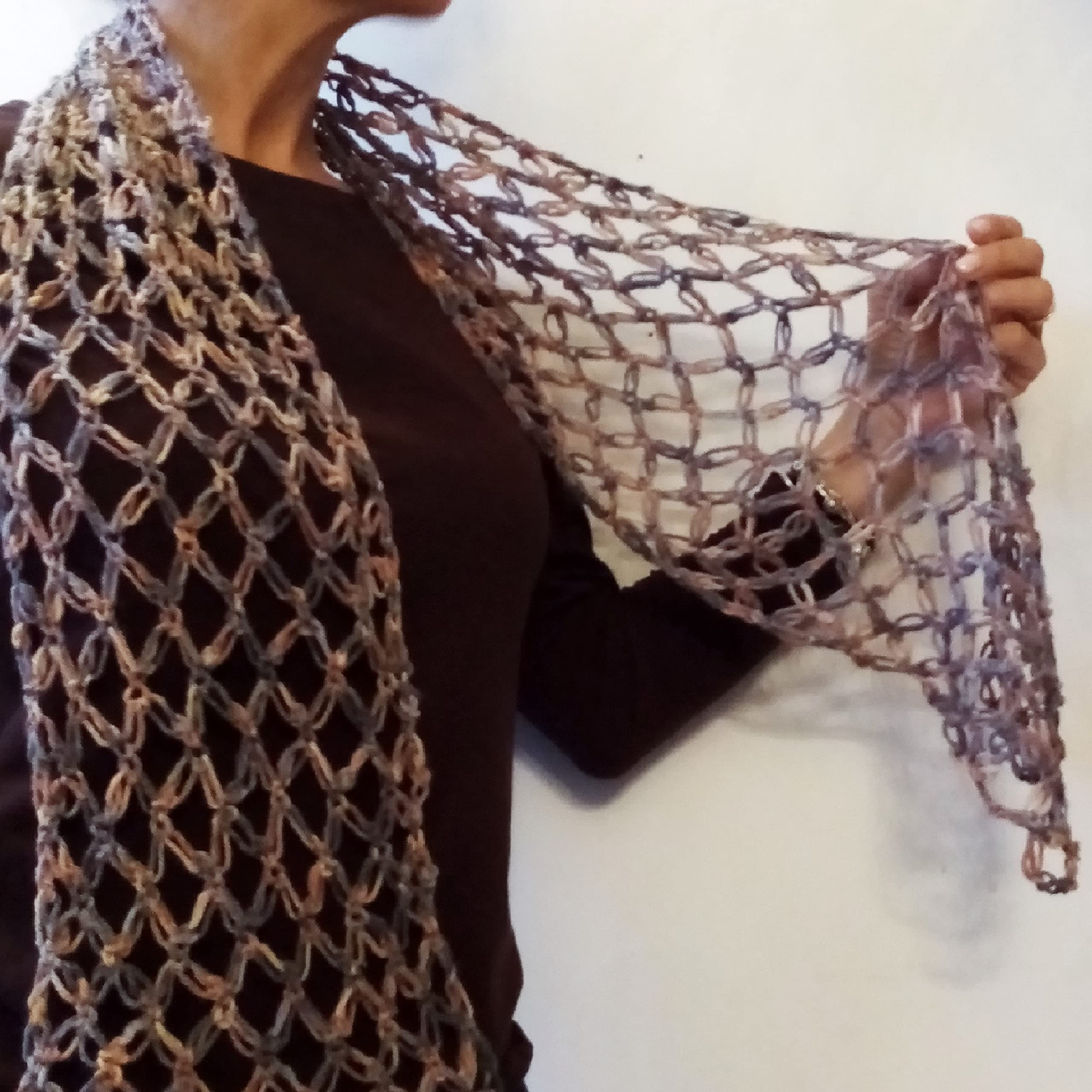 Sciarpa sfumata fatta a mano, sciarpa da donna a uncinetto, in lana merino. Stola in lana merino. ARTICOLO ORIGINALE UNICO MOMpATchWORK