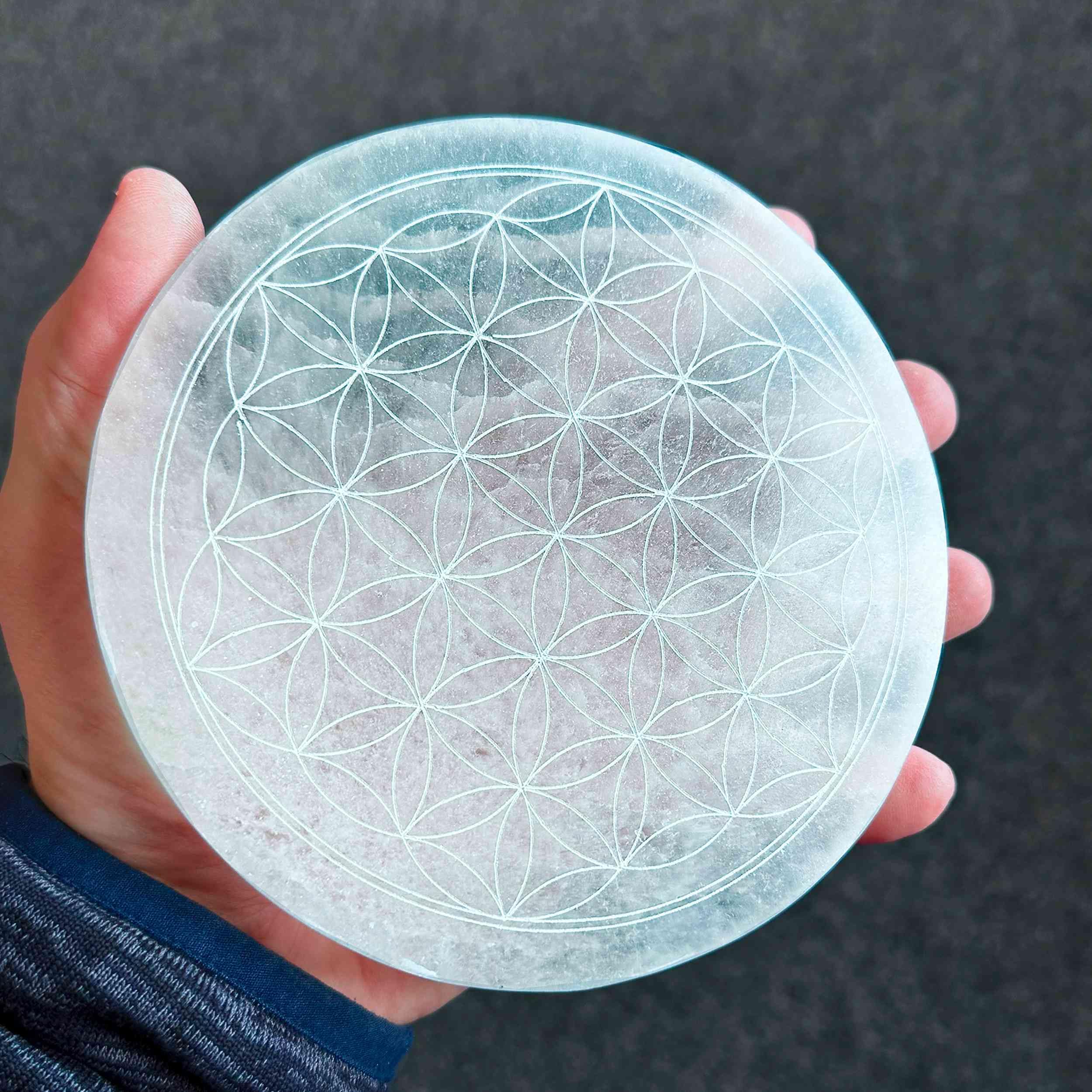 NKlaus Piastra Energetica Rotonda in Selenite Ø 14,5 cm – Incisa con Fiore della Vita per Ricaricare Cristalli, Pietre e Gioielli – Decorazione Spirituale per Chakra, Reiki e Meditazione