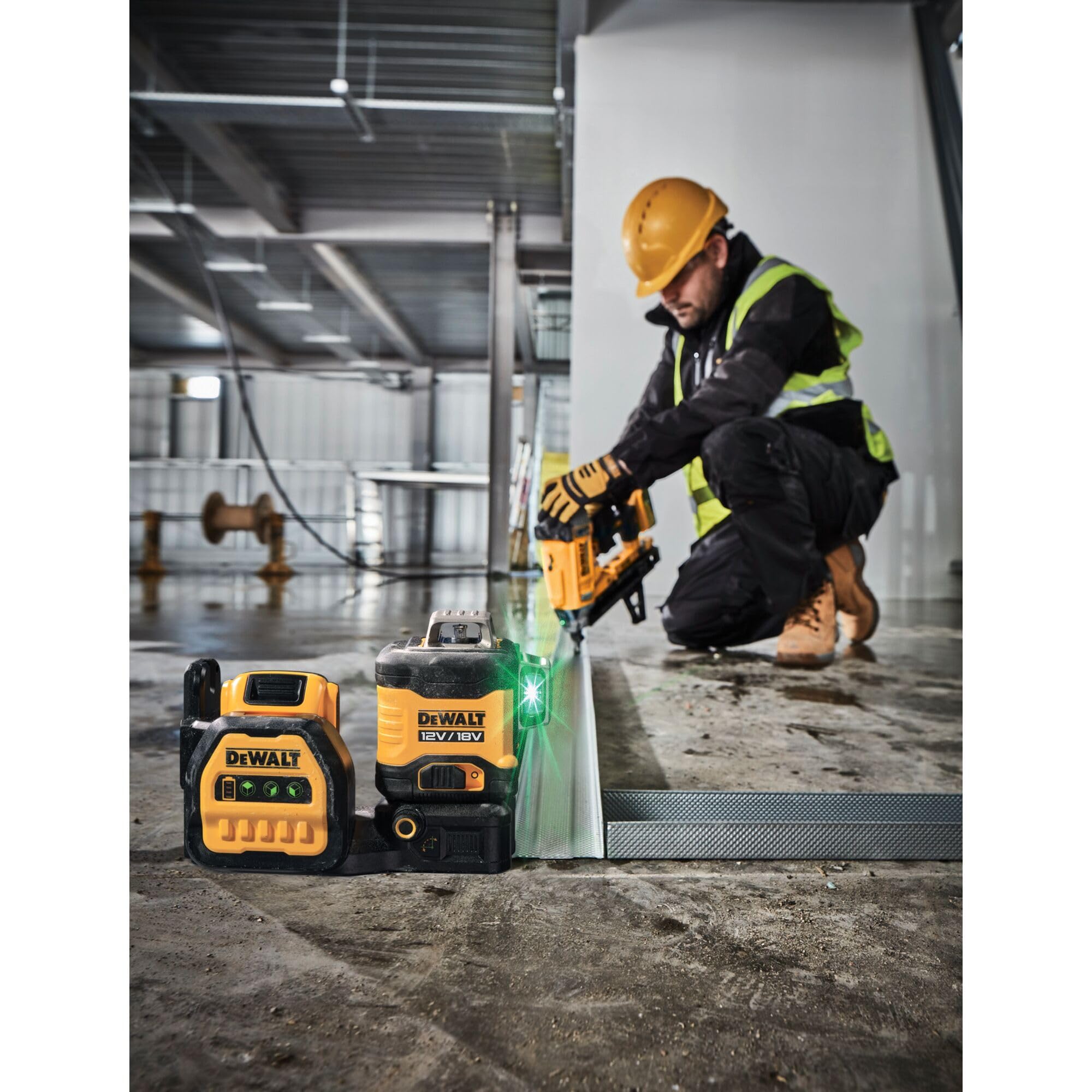 DEWALT DCE089D1G18-QW DCE089D1G18-QW-Poziom 3-liniowy 360° XR 18V/12V Samooczny zielony laser z akumulatorem 18V Li-Ion 2Ah, srebrny