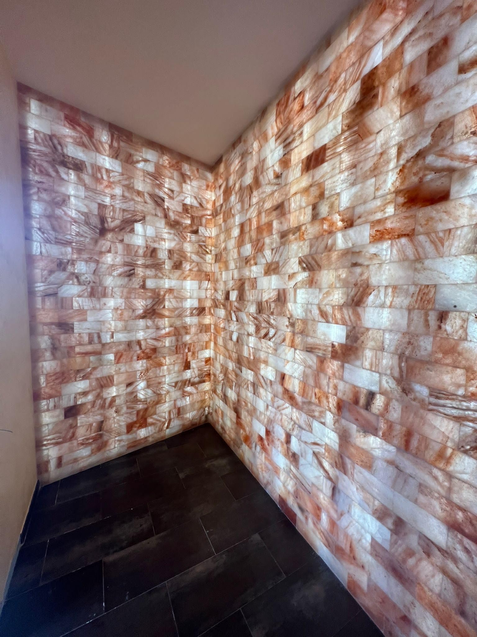 PARETE DI PURO SALE ROSA DELL'HIMALAYA CERTIFICATO SALT RANGE KEWRA PUNJUB PAKISTAN MATTONI PER SPA SAUNA BENESSERE ARREDO RELAX