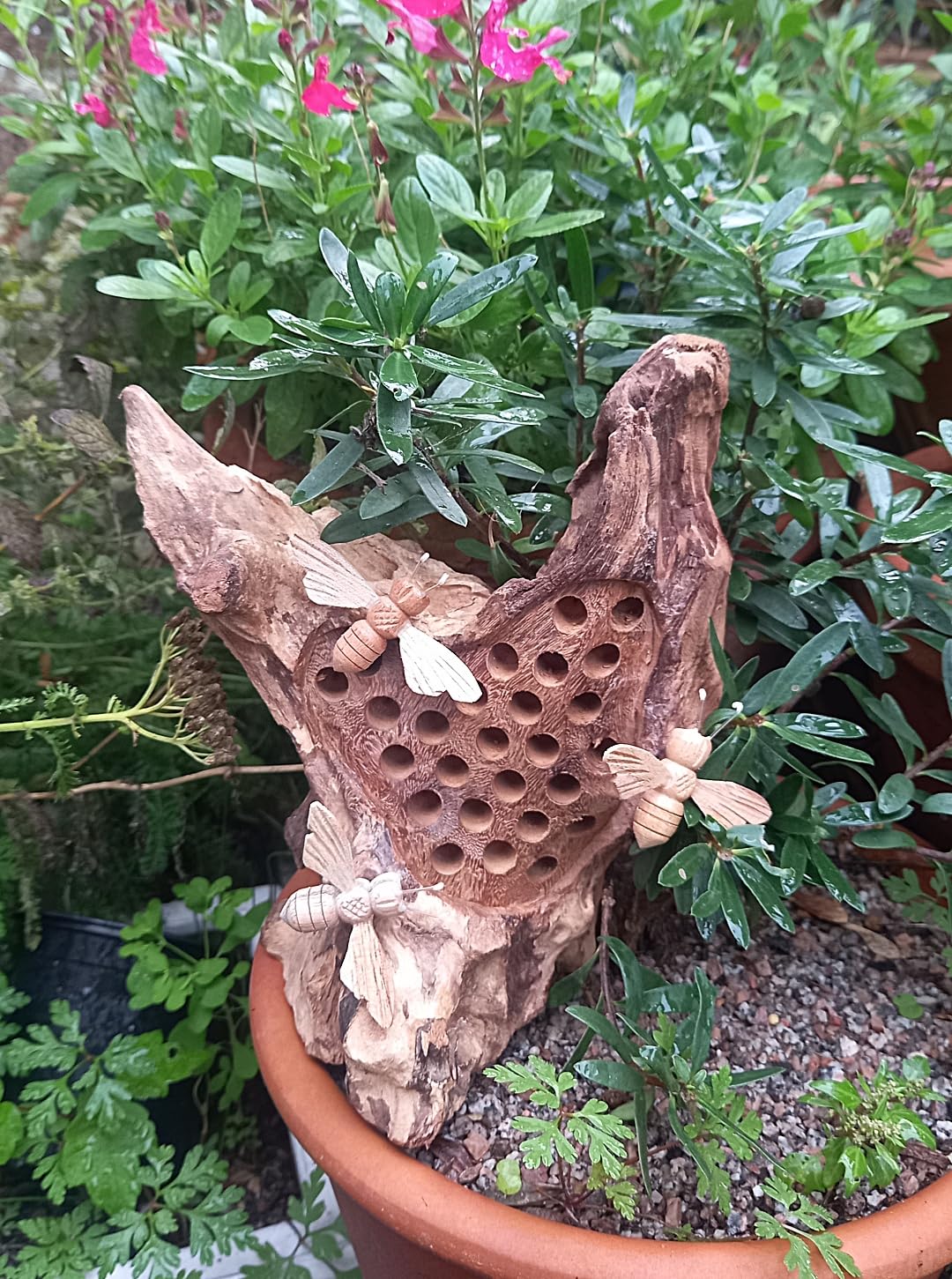 Insektenhotel aus Teakholz mit geschnitzten Bienen, 25 cm Ein schönes Insektenhotel für Ihren Garten, Terrasse oder Terrasse