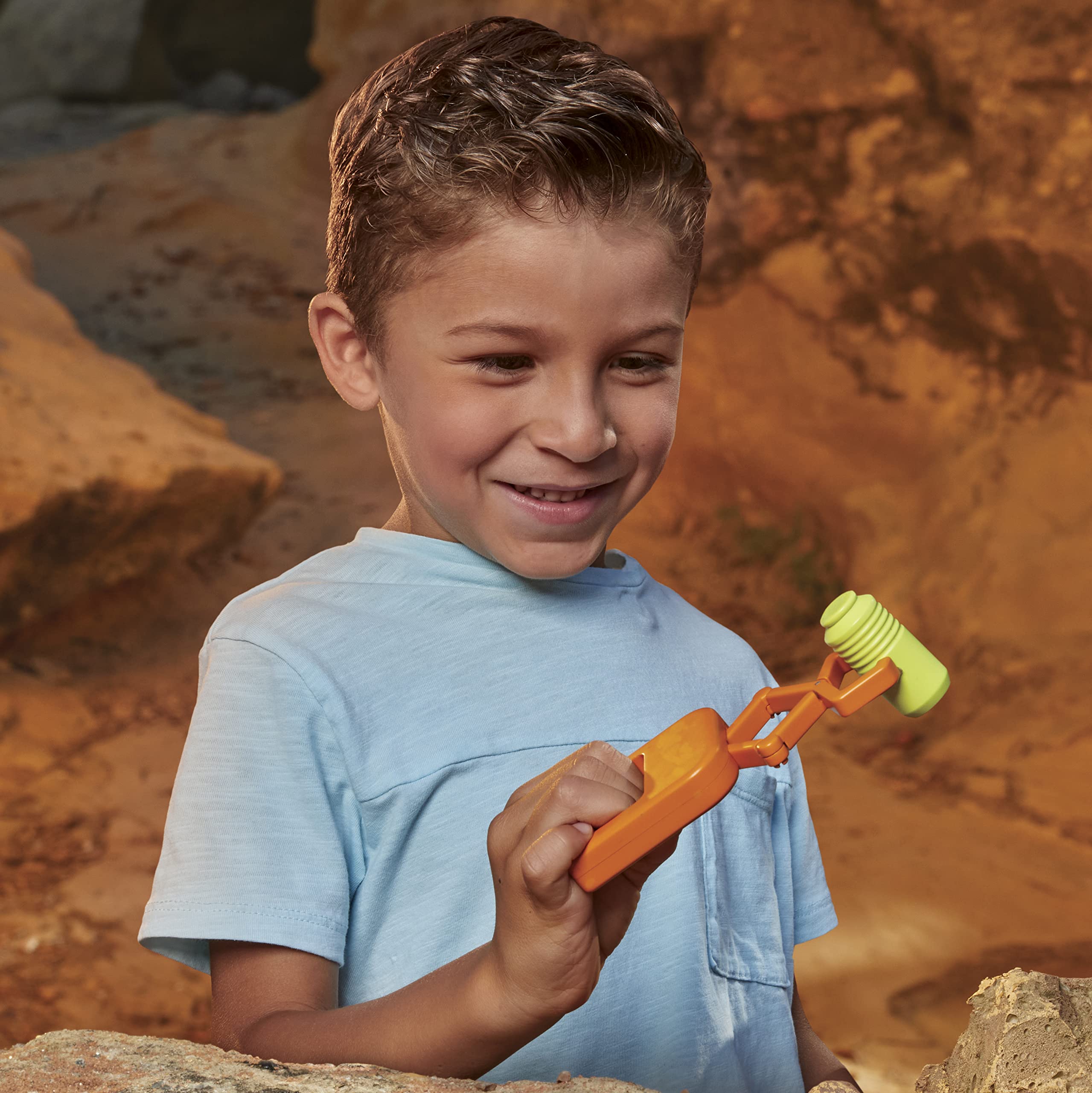 Little Tikes Rover Spaziale Big Adventures; Giocattolo STEM; Include Veicolo con Microscopio, Gru Magnetica, Pinza a Gancio Estensibile e Contenitore Magnetico Mobile; Età: 3+
