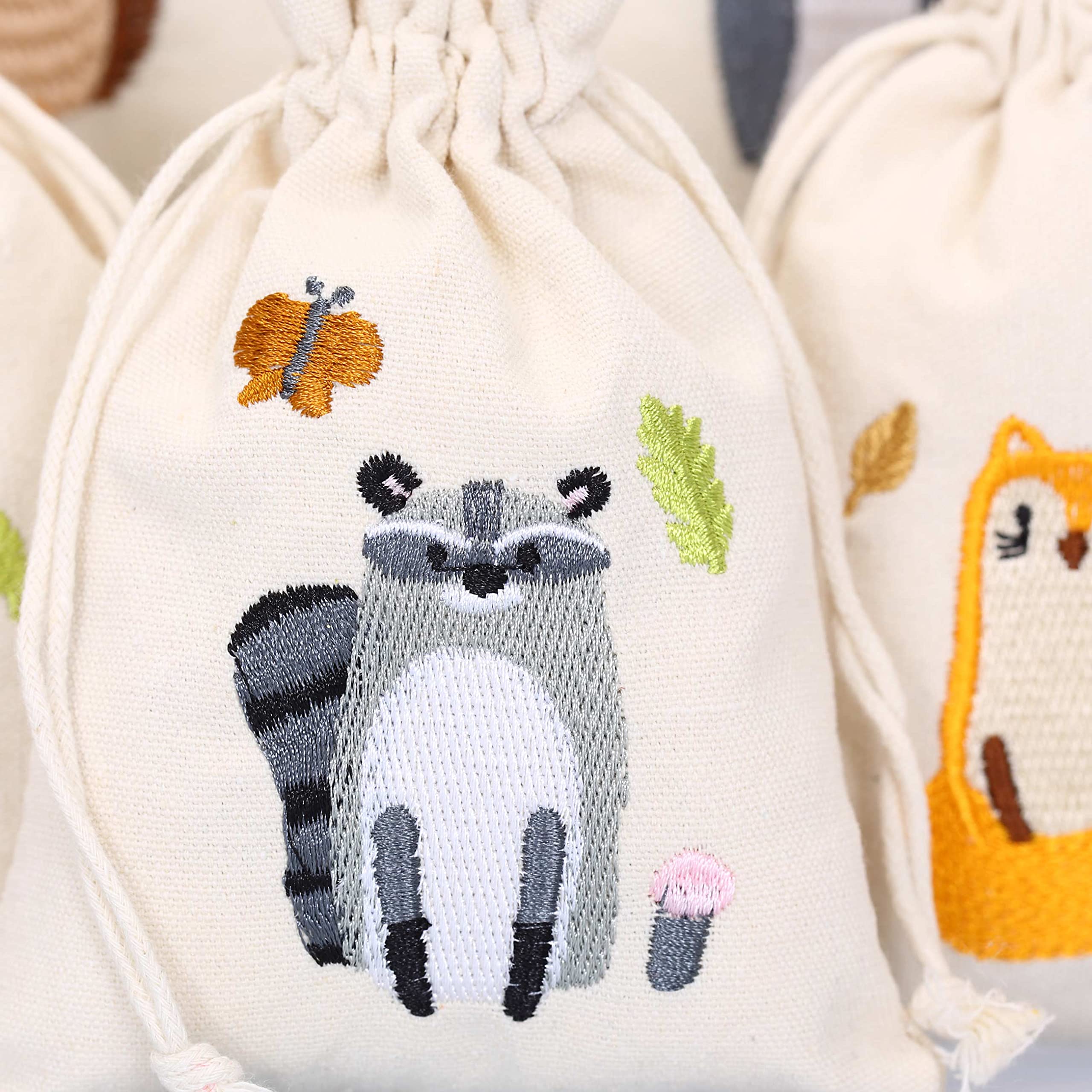 Papierdrachen 24 Bolsas de Tela para Calendario de adviento para Rellenar - con números de Madera Dorados - para Decorar Usted Mismo - Set de Animales del Bosque Bordados no 27