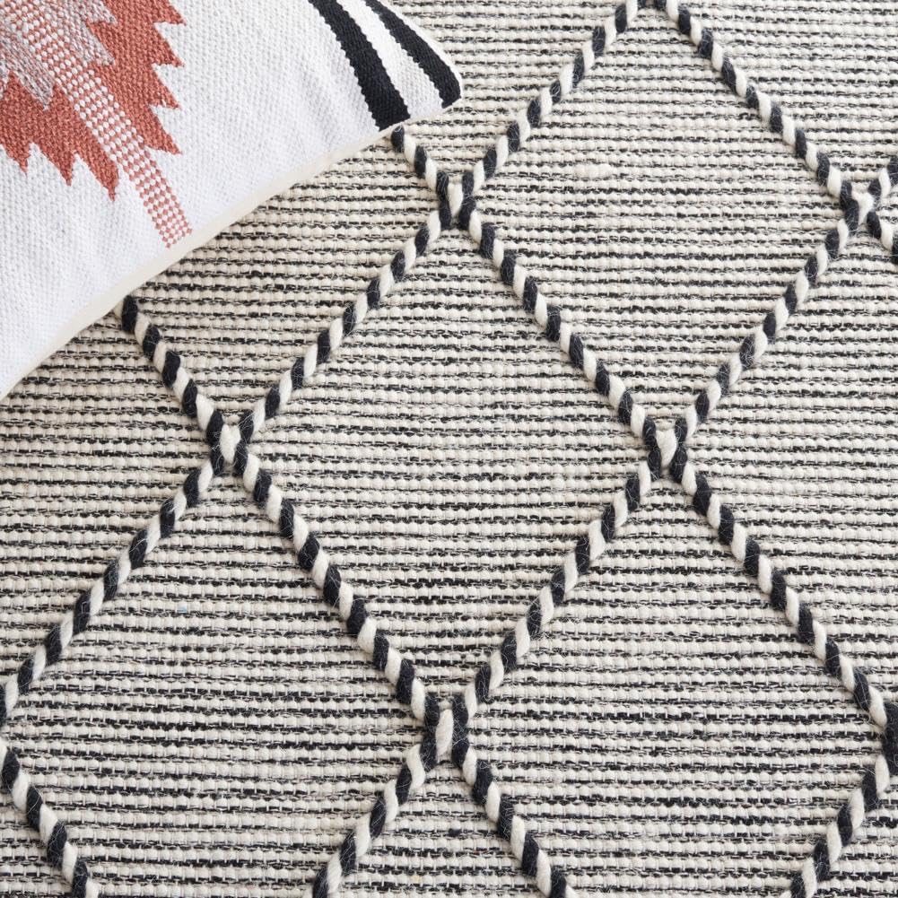 SAFAVIEH Vermont Collection Runner Rug - 8' Runner, Ivory & Black, Transitional Design, Ideal for High Traffic Areas in Hallway, Bathroom & Kitchen (VRM162Z-28)