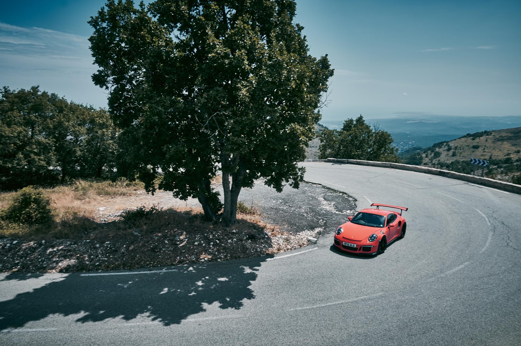 Porsche Escapes /anglais: From Mountain Passes to Coastal Highways
