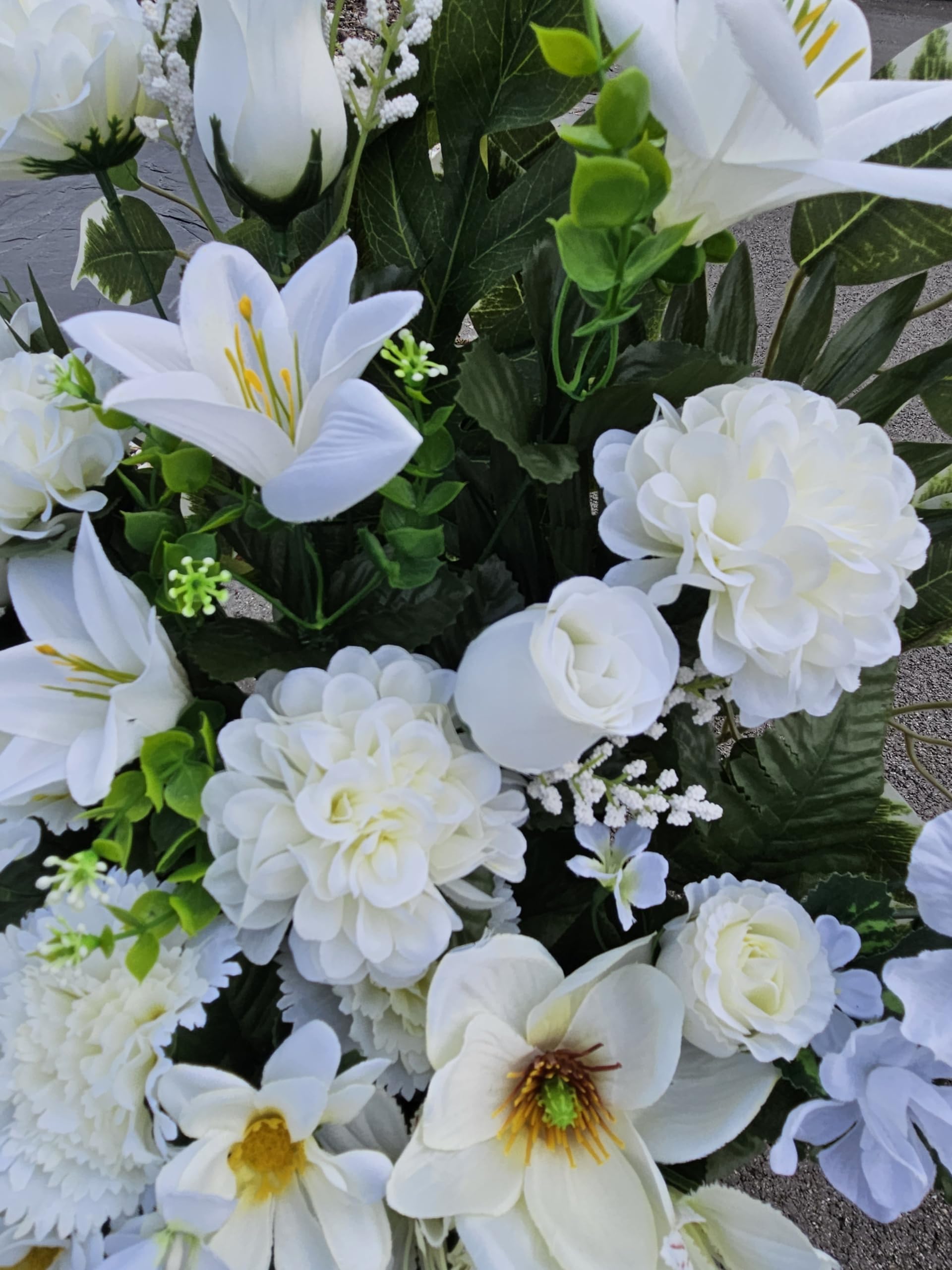 Composition Artificielles, Lesté Ciment pour Une Parfaite Tenue à L' extérieur. Réalisé par Nos Soins, Fleurs de Qualité.